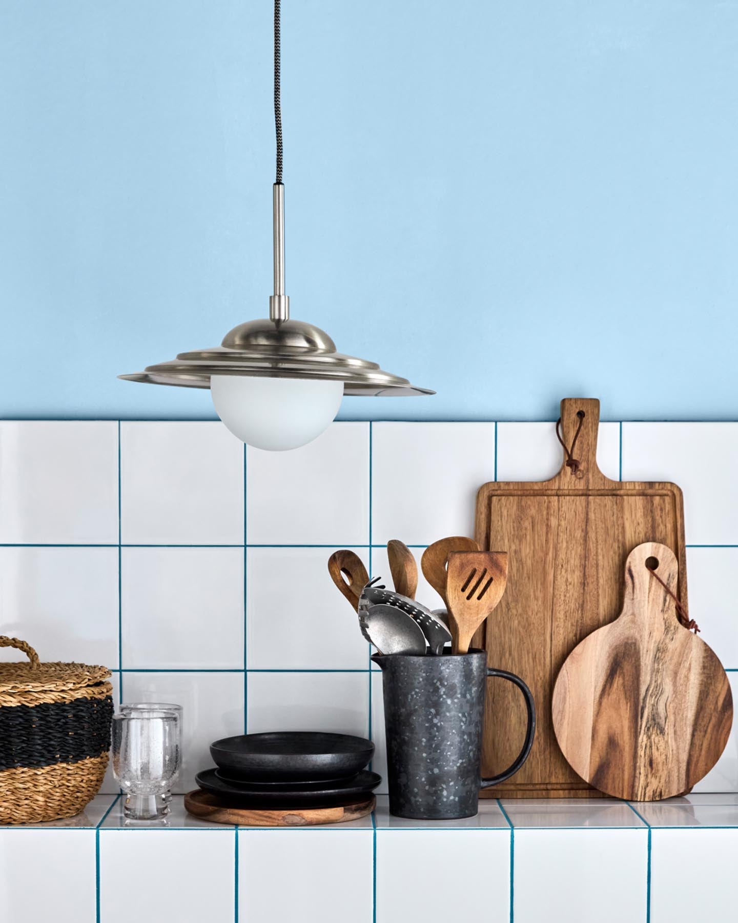 Die HDCoin Pendelleuchte von House Doctor vereint industriellen Charme mit modernem Design. Ihr gebürstetes Silber und mattes Glas schaffen eine stilvolle Atmosphäre.