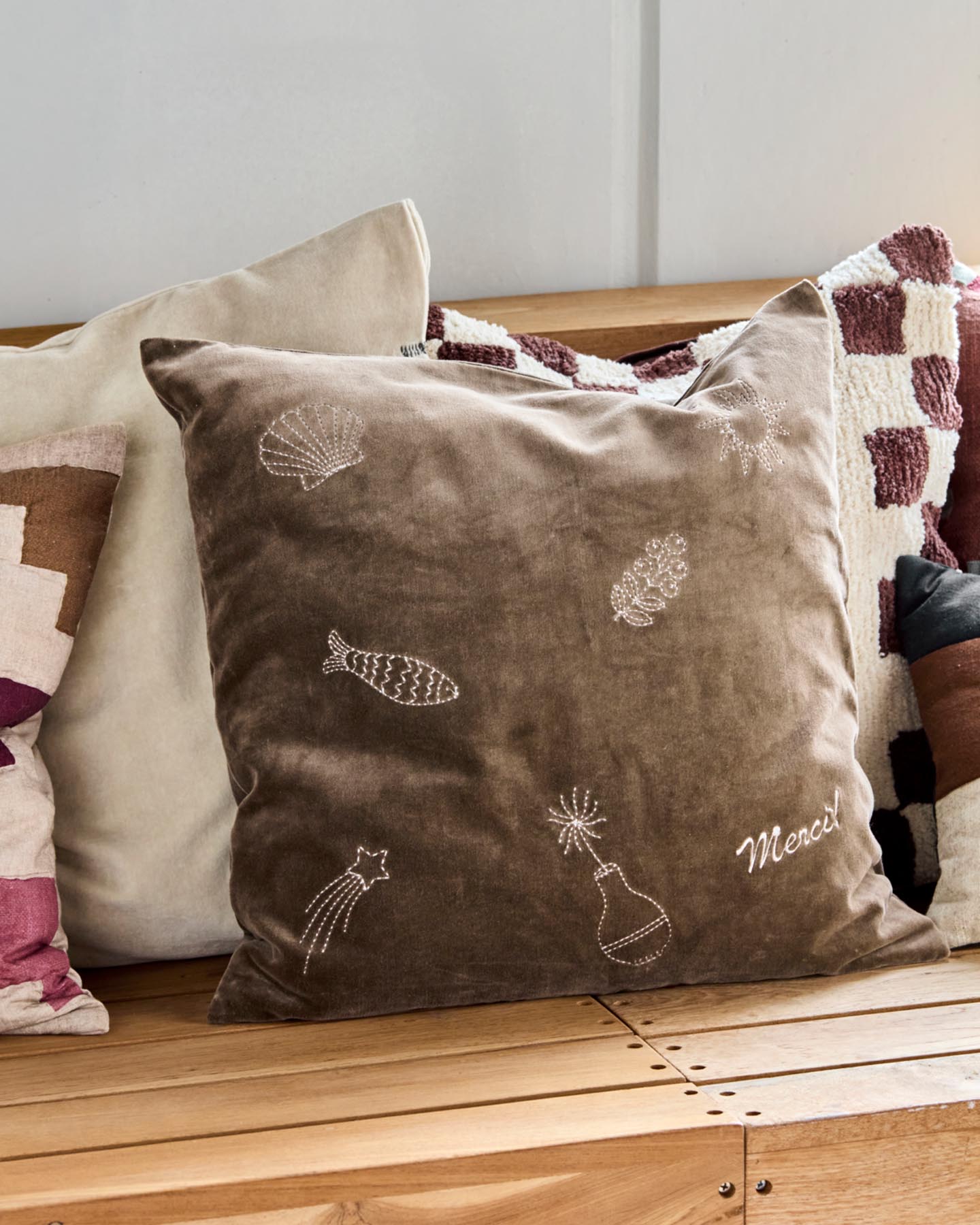 Gestalten Sie Ihr Zuhause mit dem Kissenbezug HDPlay in Braun von House Doctor. Hochwertiger Baumwollsamt und verspielte Details schaffen eine einladende Atmosphäre.