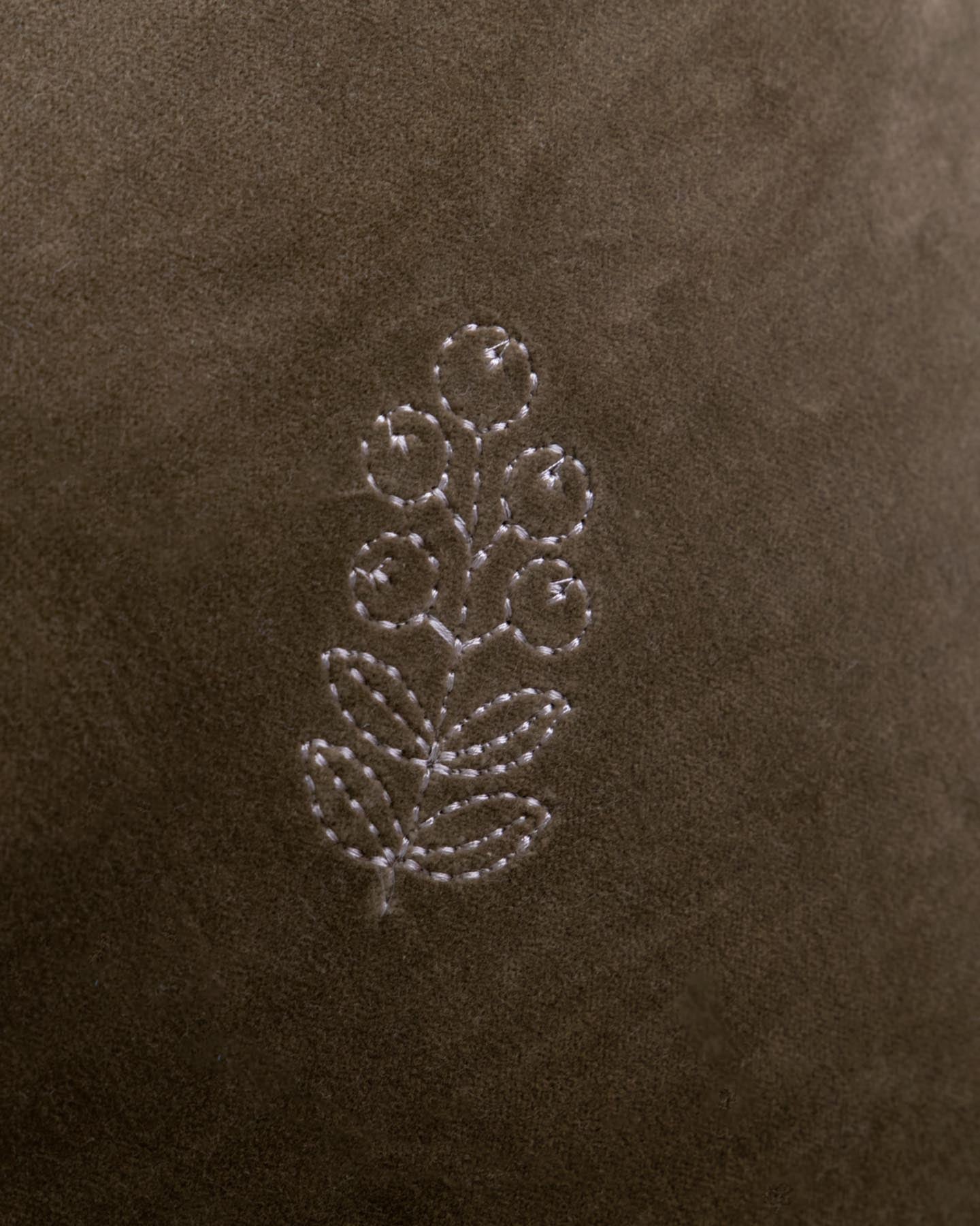 Verleihen Sie Ihrem Raum mit dem Kissenbezug HDPlay in Braun von House Doctor einen Hauch von Eleganz. Edler Baumwollsamt und kreative Stickereien sorgen für Stil und Komfort.