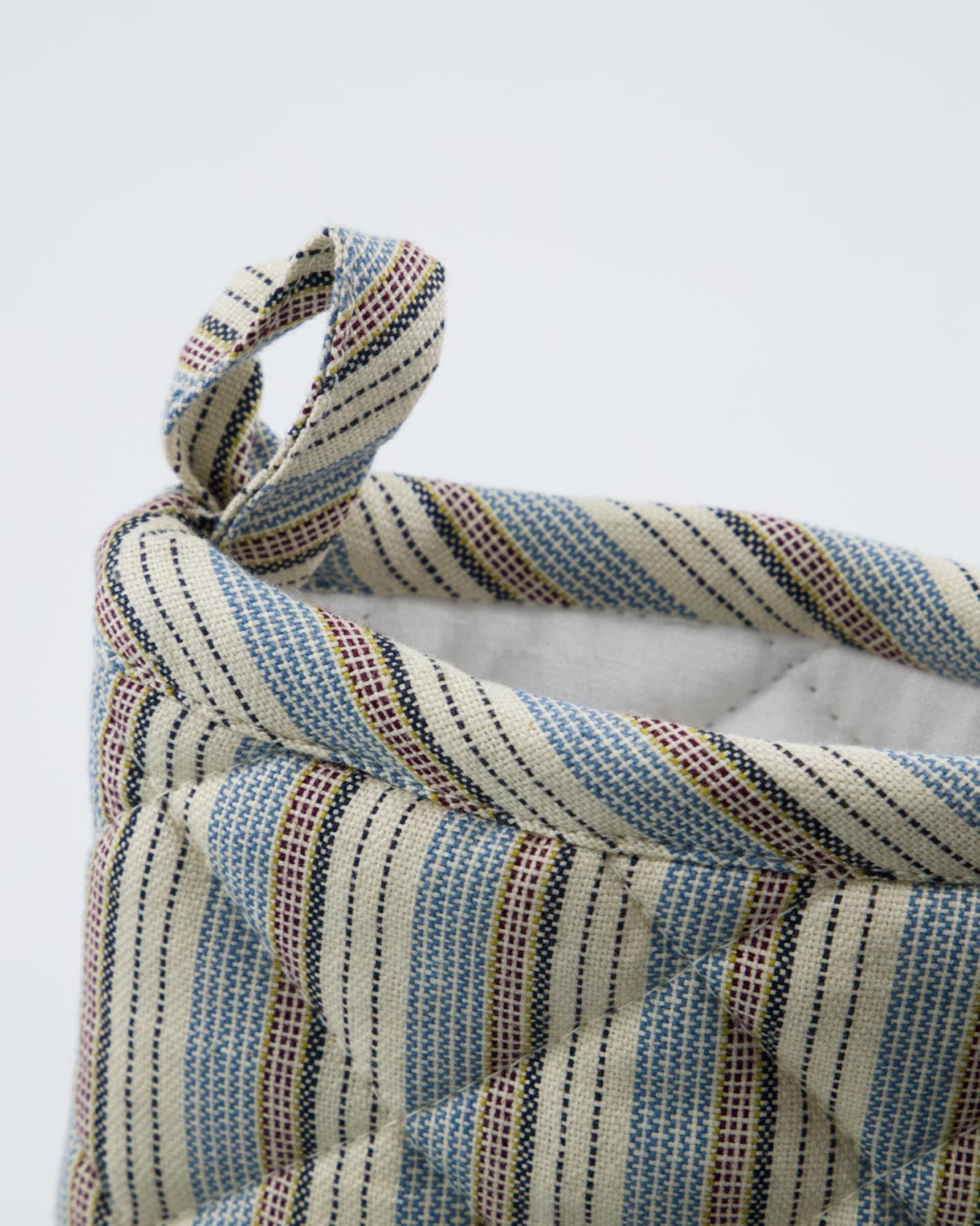 Verleihen Sie Ihrer Küche mit den HDChef Küchenhandschuhen in Blau und Sand von House Doctor einen Hauch von Eleganz. Robuste Baumwolle und stilvolle Streifen bieten perfekten Hitzeschutz.