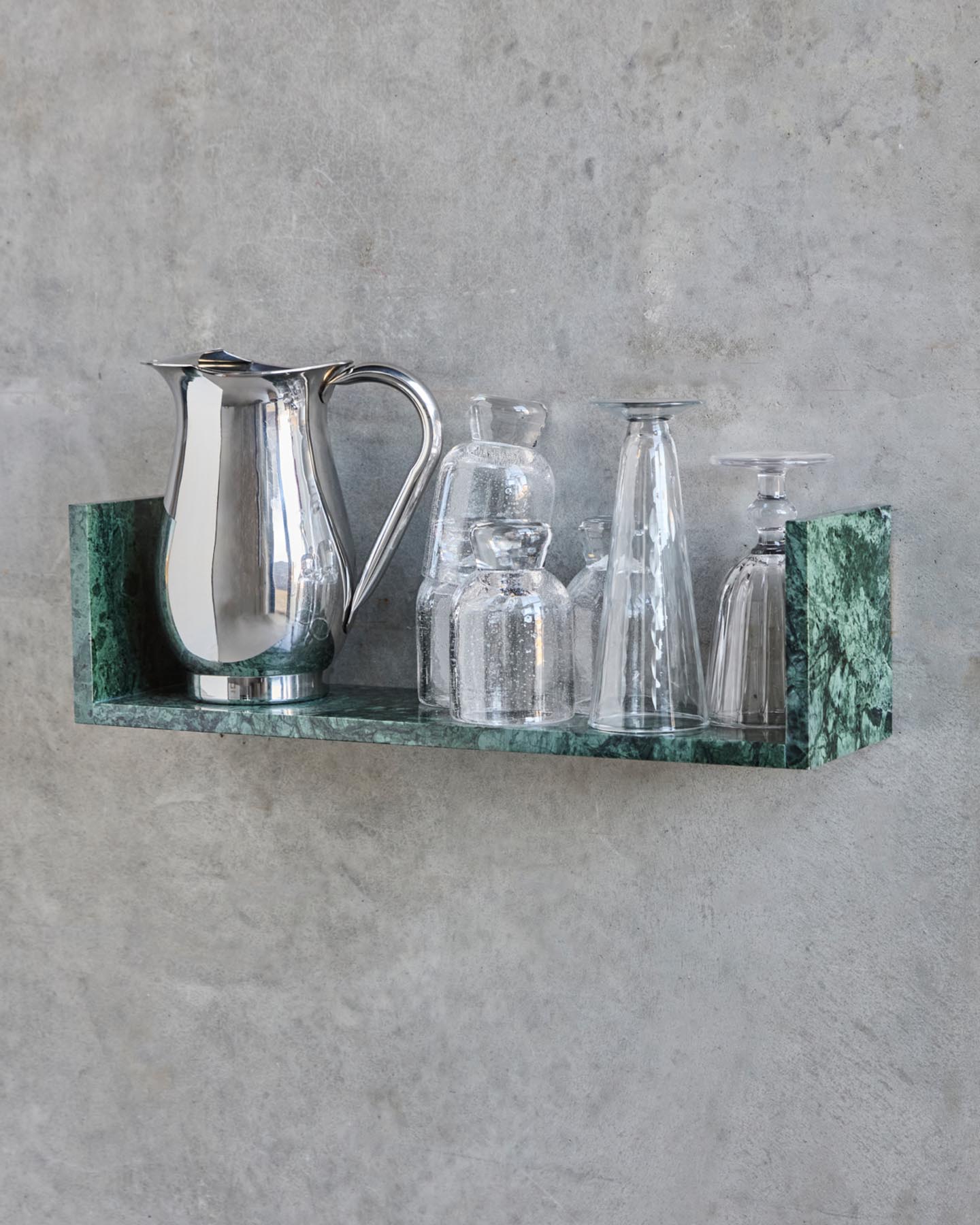 Entdecken Sie das elegante Regal HDMarr aus grünem Marmor von House Doctor – ein zeitloses Highlight für Ihr Zuhause.