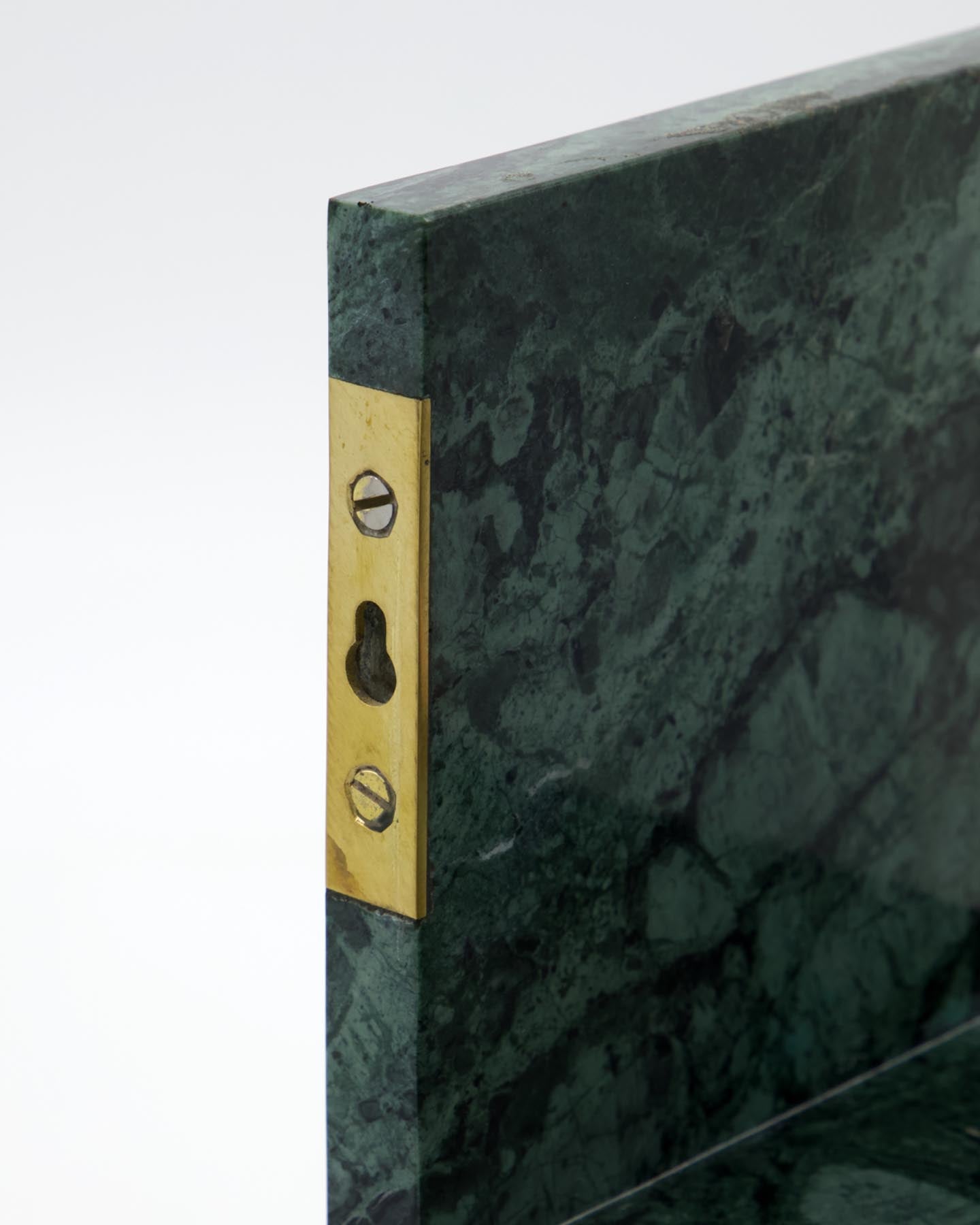 Verleihen Sie Ihrem Raum mit dem handgefertigten Regal HDMarr aus grünem Marmor von House Doctor einen Hauch von Luxus und Stil.