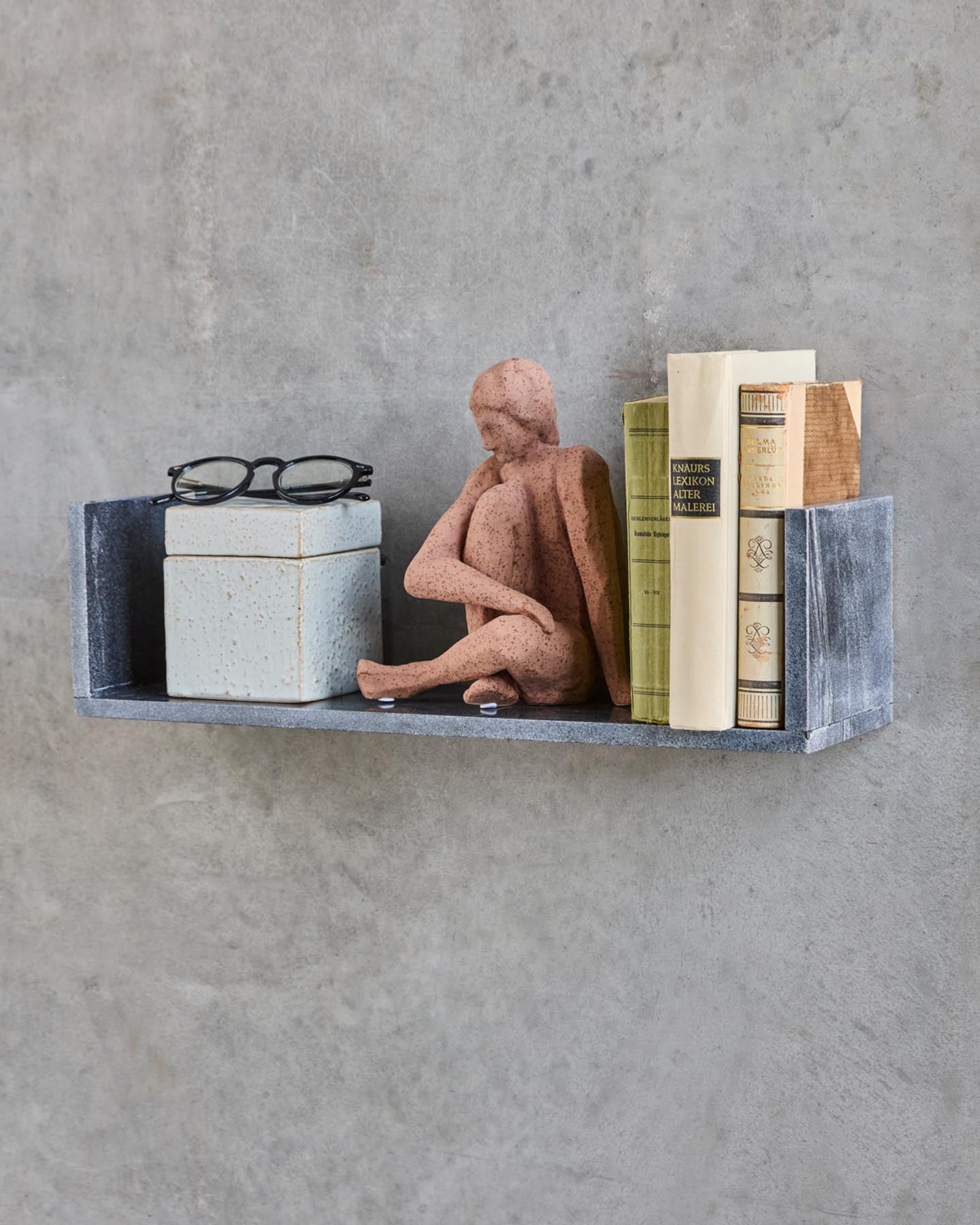 Entdecken Sie das elegante Regal HDMarr aus schwarzem Marmor von House Doctor. Ein einzigartiges Wandregal, das Stil und Raffinesse in Ihr Zuhause bringt.