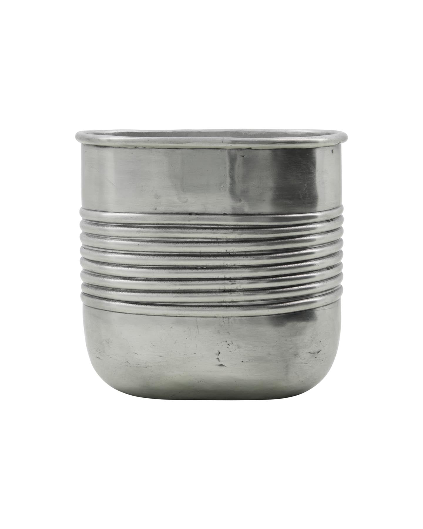 Entdecken Sie den handgefertigten Pflanzer HDGroove von House Doctor im eleganten Antiksilber-Finish. Ideal für kreative Wohnideen und stilvolle Akzente.