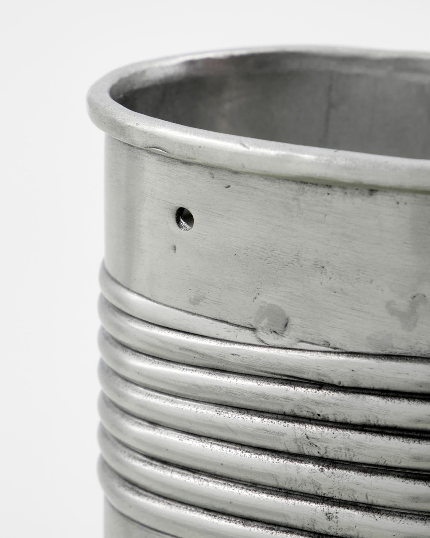 Entdecken Sie den handgefertigten Pflanzer HDGroove von House Doctor im eleganten Antiksilber-Finish. Ideal für kreative Wohnideen und stilvolle Akzente.