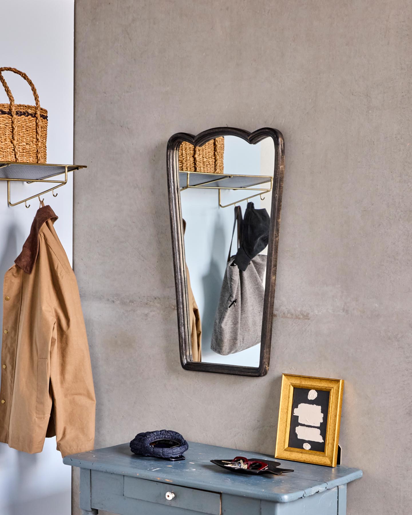 Eleganter Wandspiegel HDJamp von House Doctor in tiefem Schwarz. Handgefertigter Mangoholzrahmen, einzigartiges Design für stilvolle Akzente.