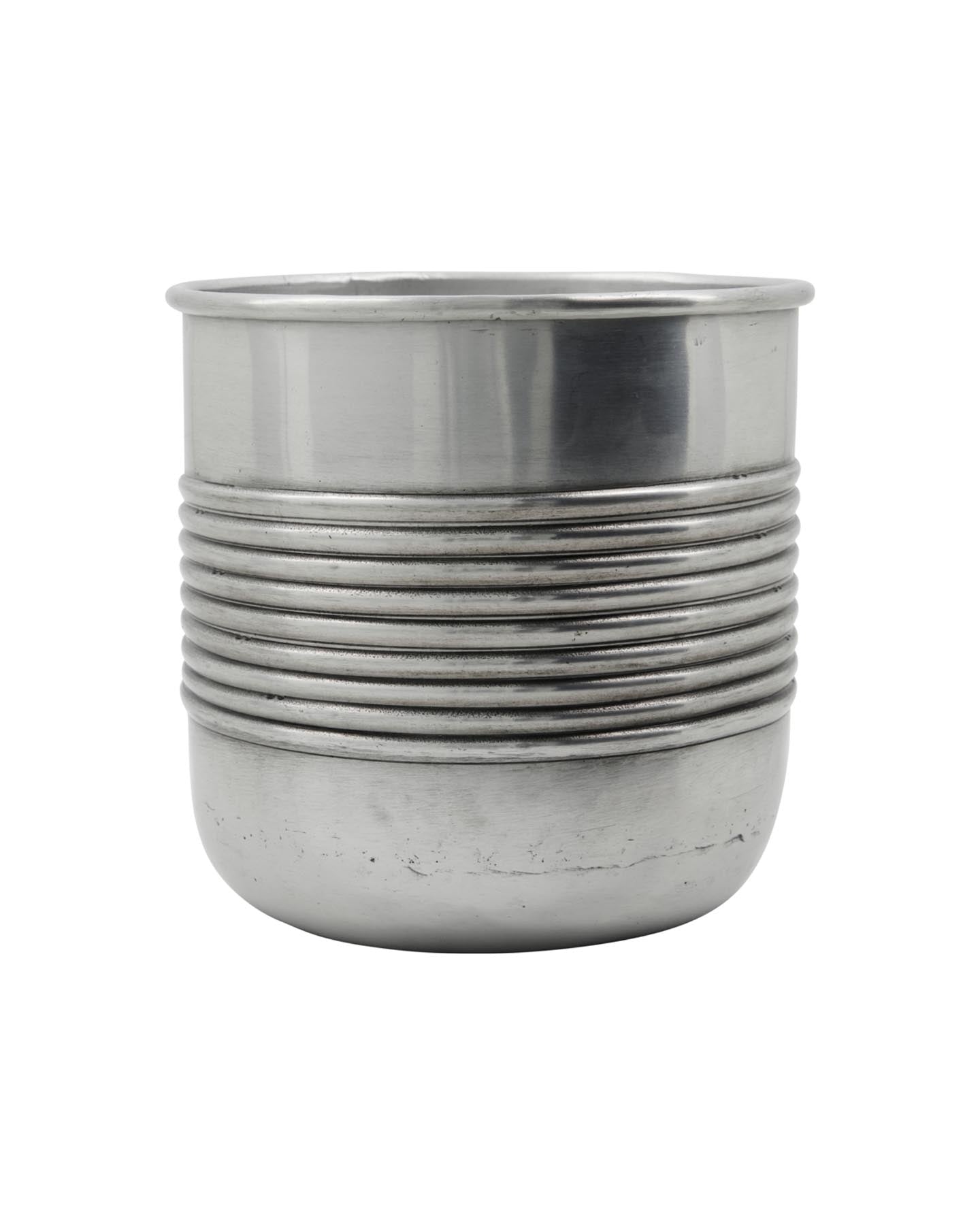 Verleihen Sie Ihrem Zuhause mit dem einzigartigen Pflanzer HDGroove von House Doctor im Antiksilber-Finish einen Hauch von Bohème. Handgefertigt und vielseitig einsetzbar.
