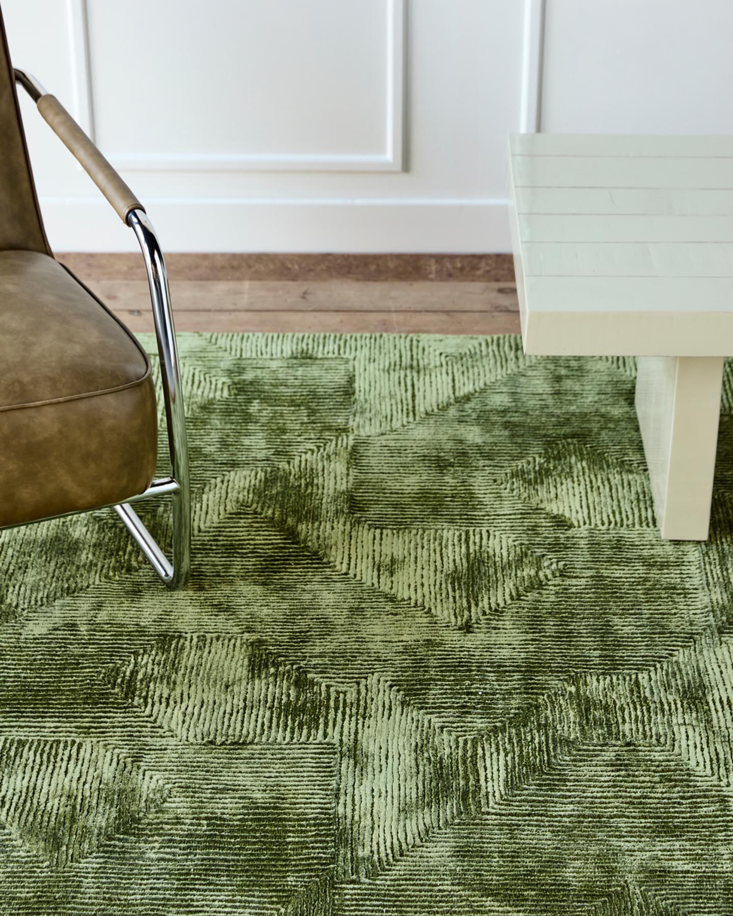 Verleihen Sie Ihrem Raum mit dem handgewebten HDShine Teppich in Grün von House Doctor einen Hauch von Luxus und Eleganz. Ideal für jeden Einrichtungsstil!