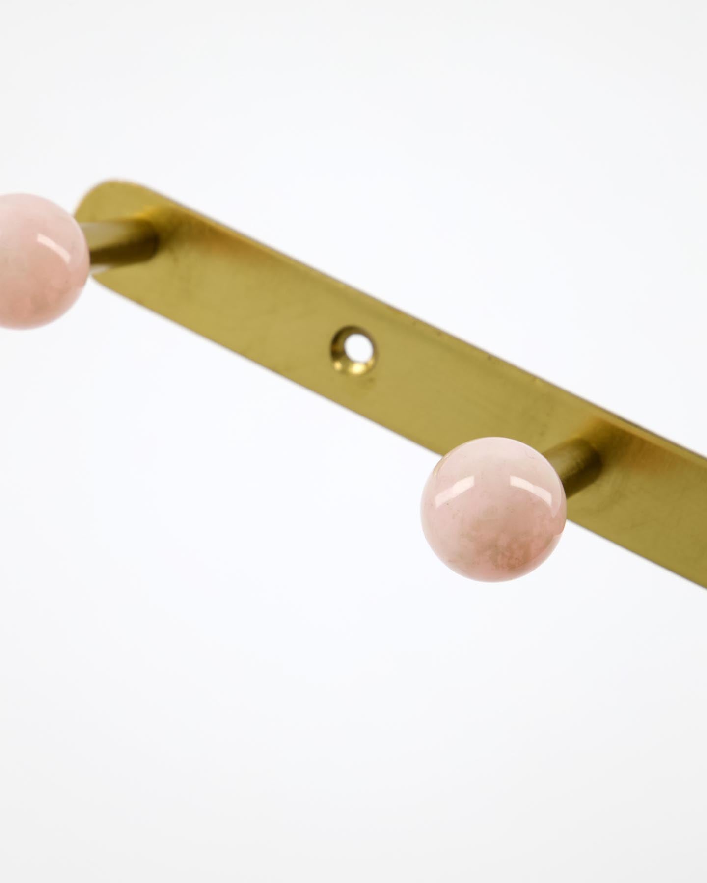 Setzen Sie stilvolle Akzente in Ihrem Zuhause mit dem handgefertigten Rack HDBall Rosa von House Doctor – ideal für Ordnung und Eleganz.