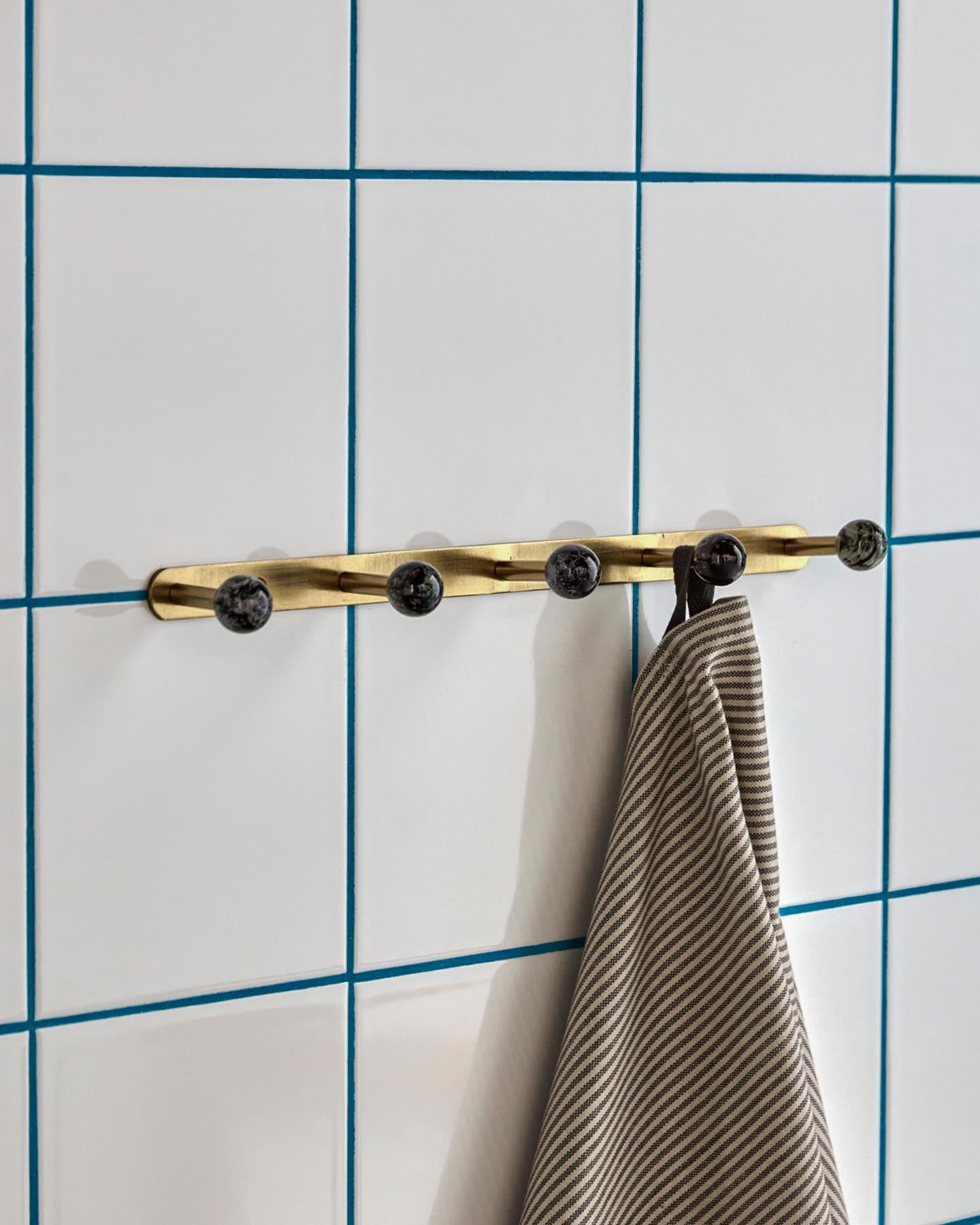 Entdecken Sie das elegante Rack HDBall in Schwarz von House Doctor – ein handgefertigtes Wandhaken-Board für stilvolle Ordnung in jedem Raum.