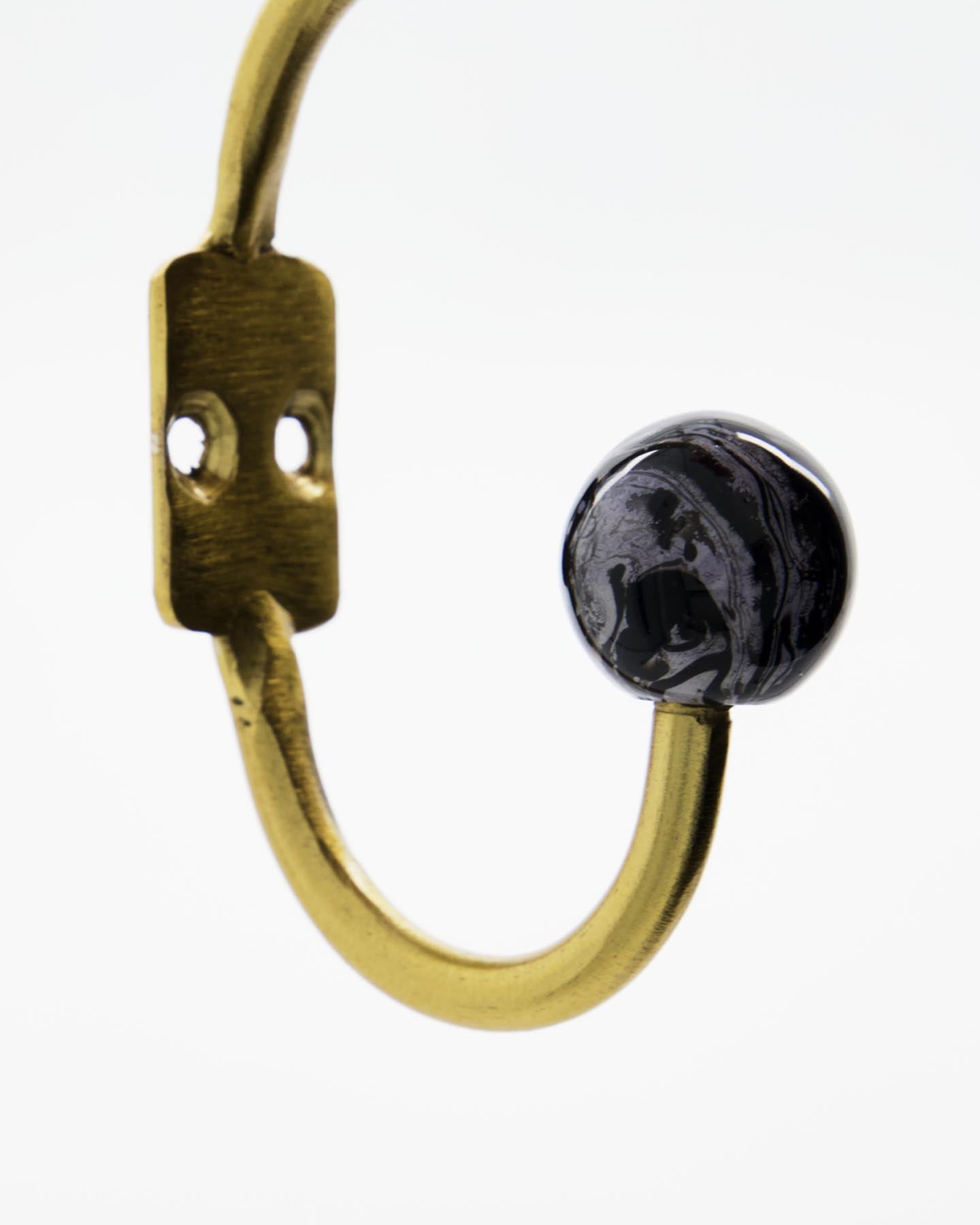 Stilvolle HDBall Haken in Schwarz-Weiß von House Doctor. Handgefertigt, langlebig und vielseitig einsetzbar. Ideal für Flur, Schlafzimmer und mehr!