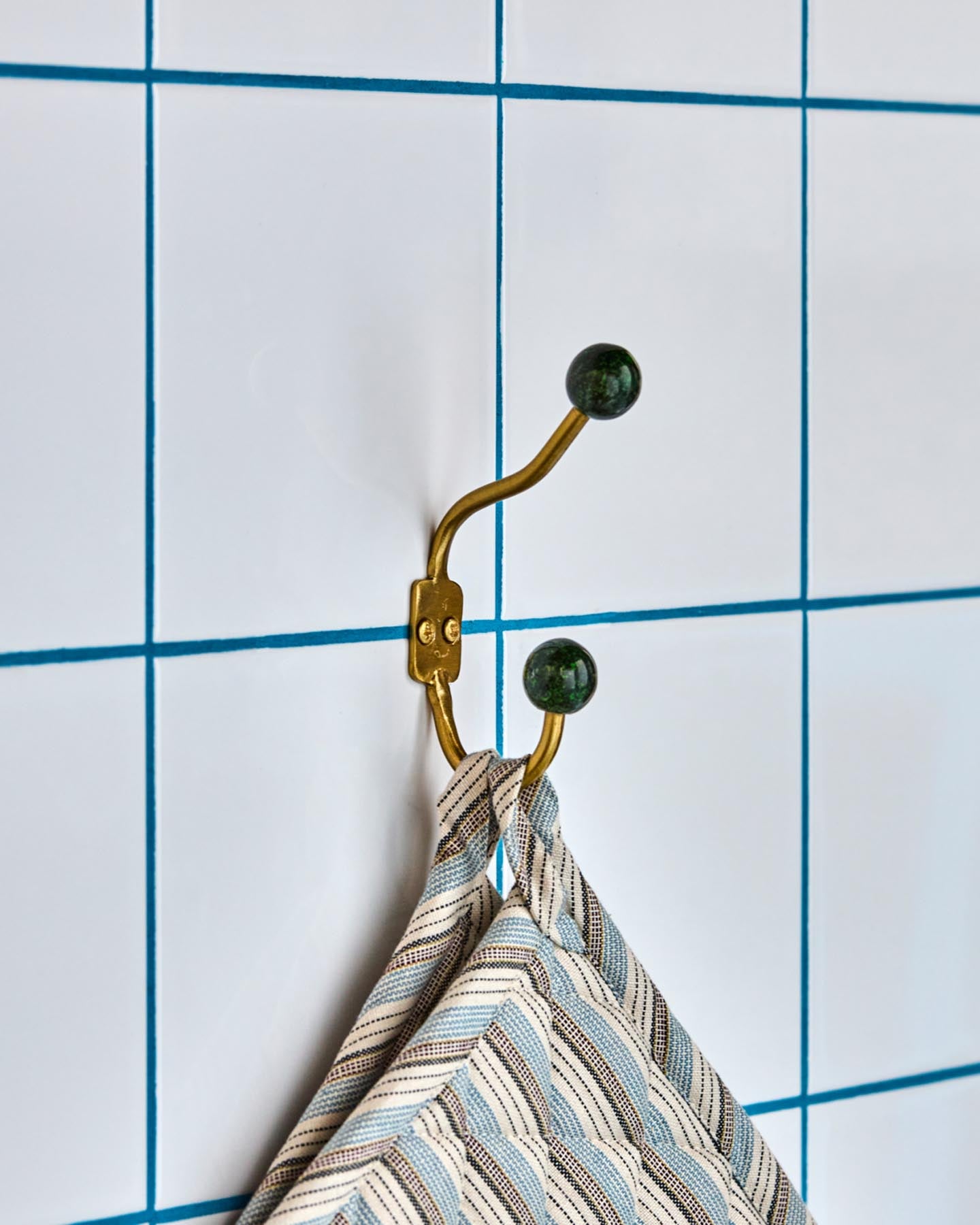 Setzen Sie mit den HDBall Haken in Grün von House Doctor stilvolle Akzente in Ihrem Zuhause. Handgefertigt und vielseitig einsetzbar!