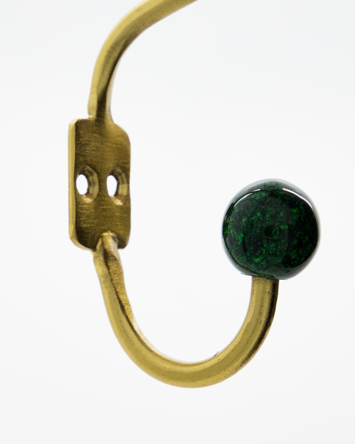 Verleihen Sie Ihren Wänden mit den handgefertigten HDBall Haken in Grün von House Doctor einen eleganten Touch. Ideal für jeden Raum!