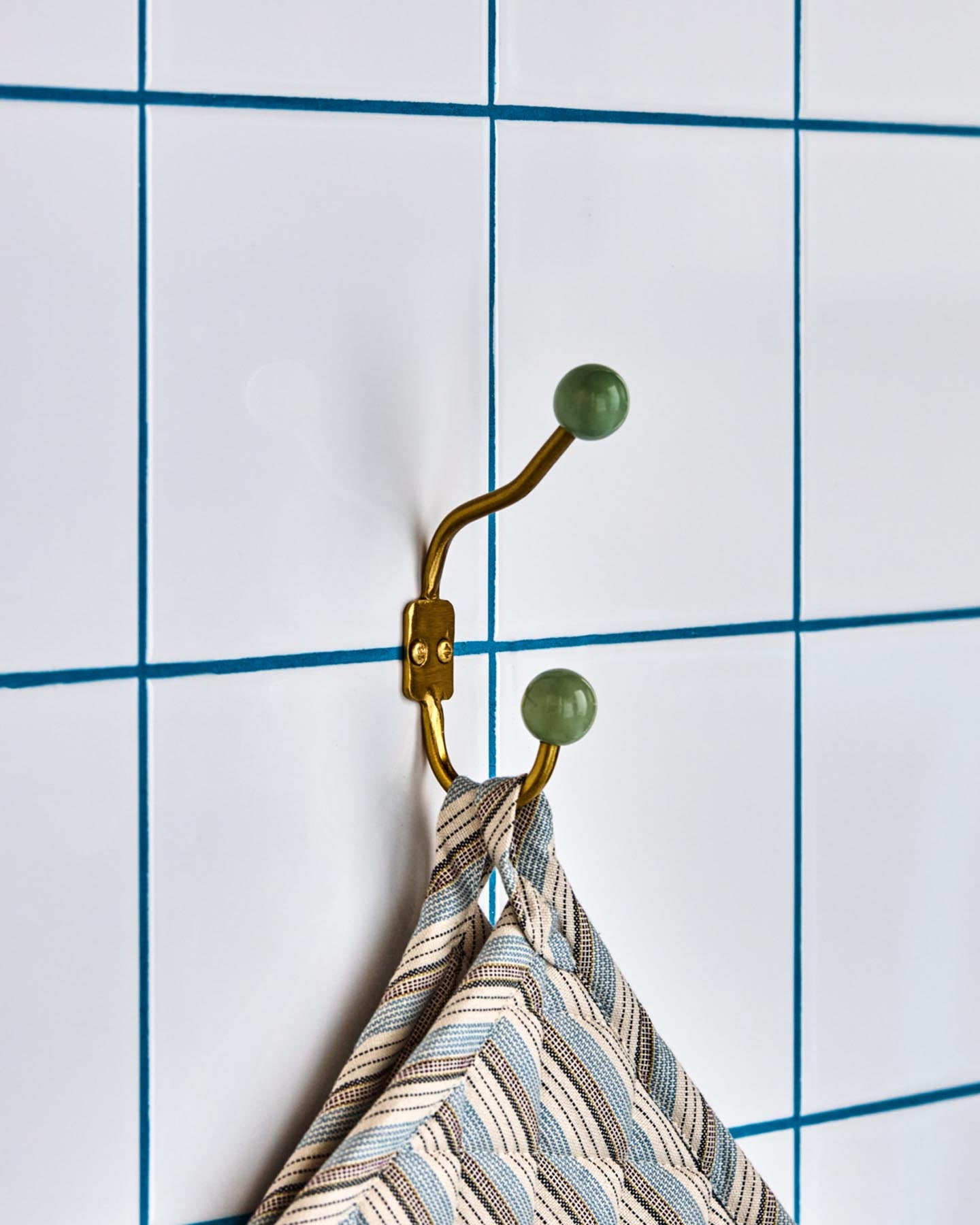 Setzen Sie stilvolle Akzente in Ihrem Zuhause mit den handgefertigten Haken HDBall Aqua von House Doctor. Ideal für jeden Raum!