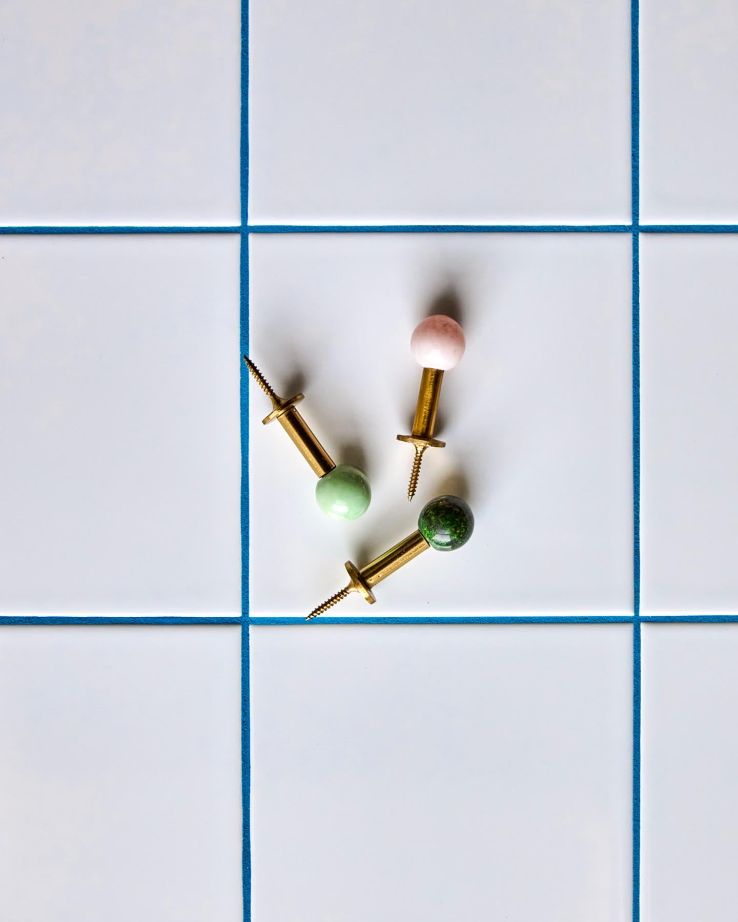 Verleihen Sie Ihrem Zuhause mit den eleganten Haken HDBall Aqua von House Doctor einen modernen Touch. Handgefertigt und vielseitig einsetzbar!