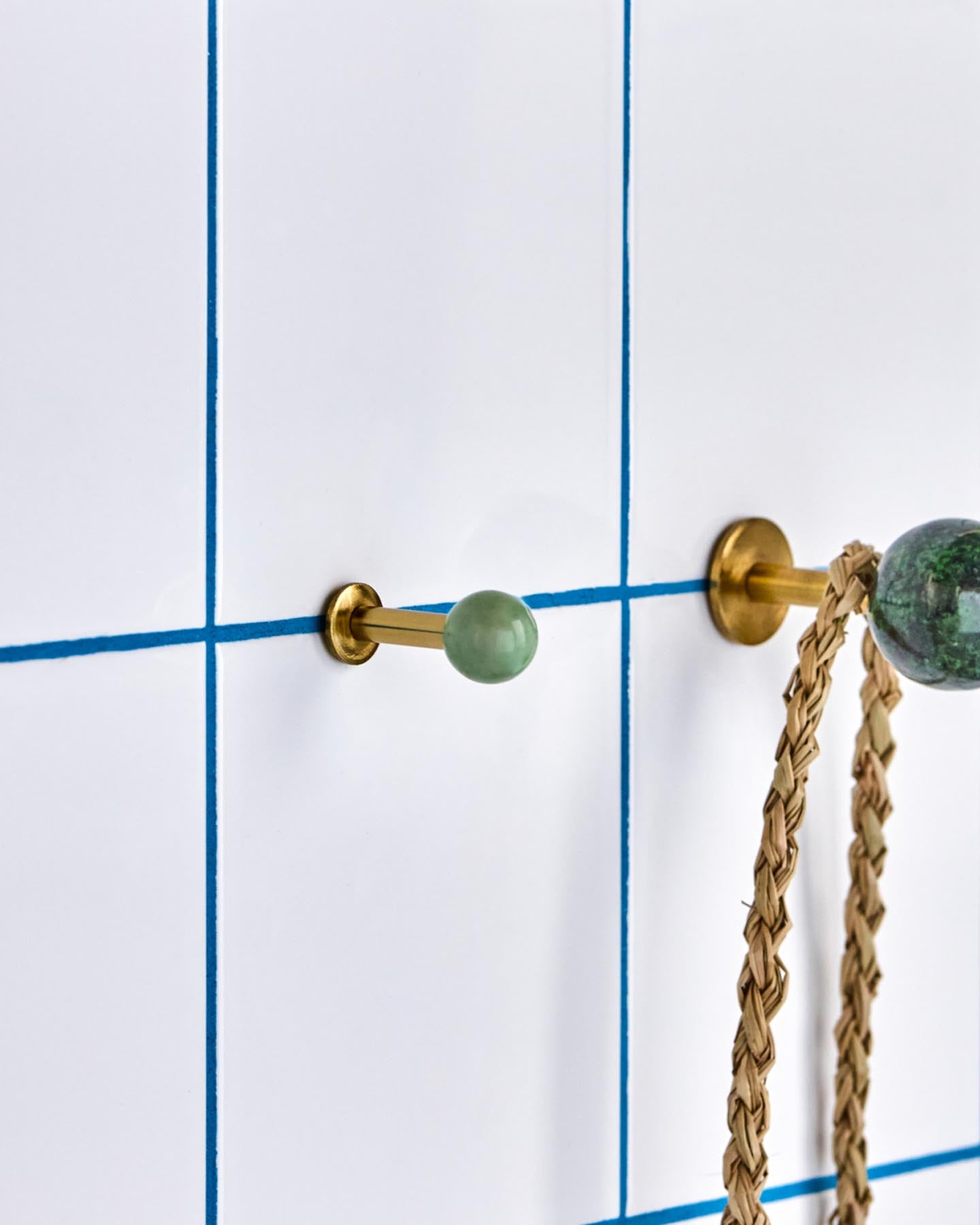 Setzen Sie stilvolle Akzente in Ihrem Zuhause mit den handgefertigten Haken HDBall Aqua von House Doctor. Ideal für jeden Raum!