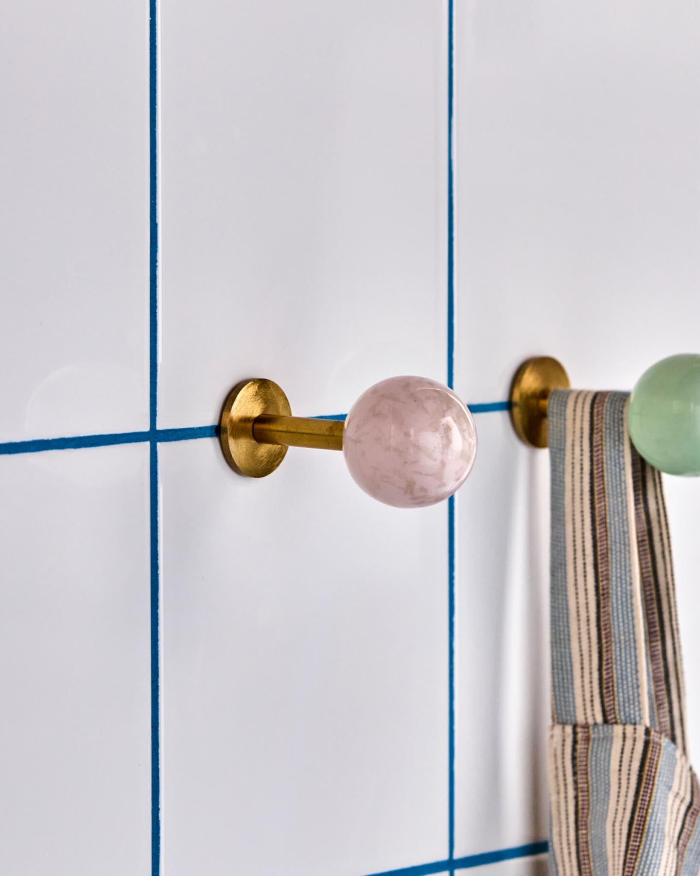 Setzen Sie stilvolle Akzente in Ihrem Zuhause mit den handgefertigten Haken HDBall in Rosa von House Doctor. Perfekt für jeden Raum!