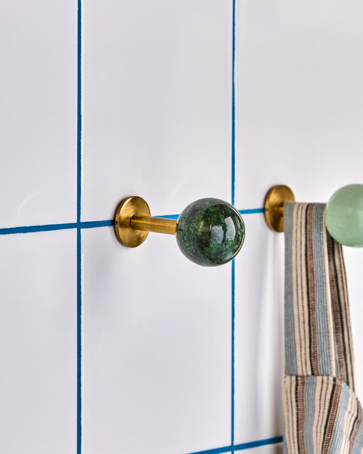 Haken, HDBall, Grün in Grün präsentiert im Onlineshop von KAQTU Design AG. Kleiderhaken ist von House Doctor
