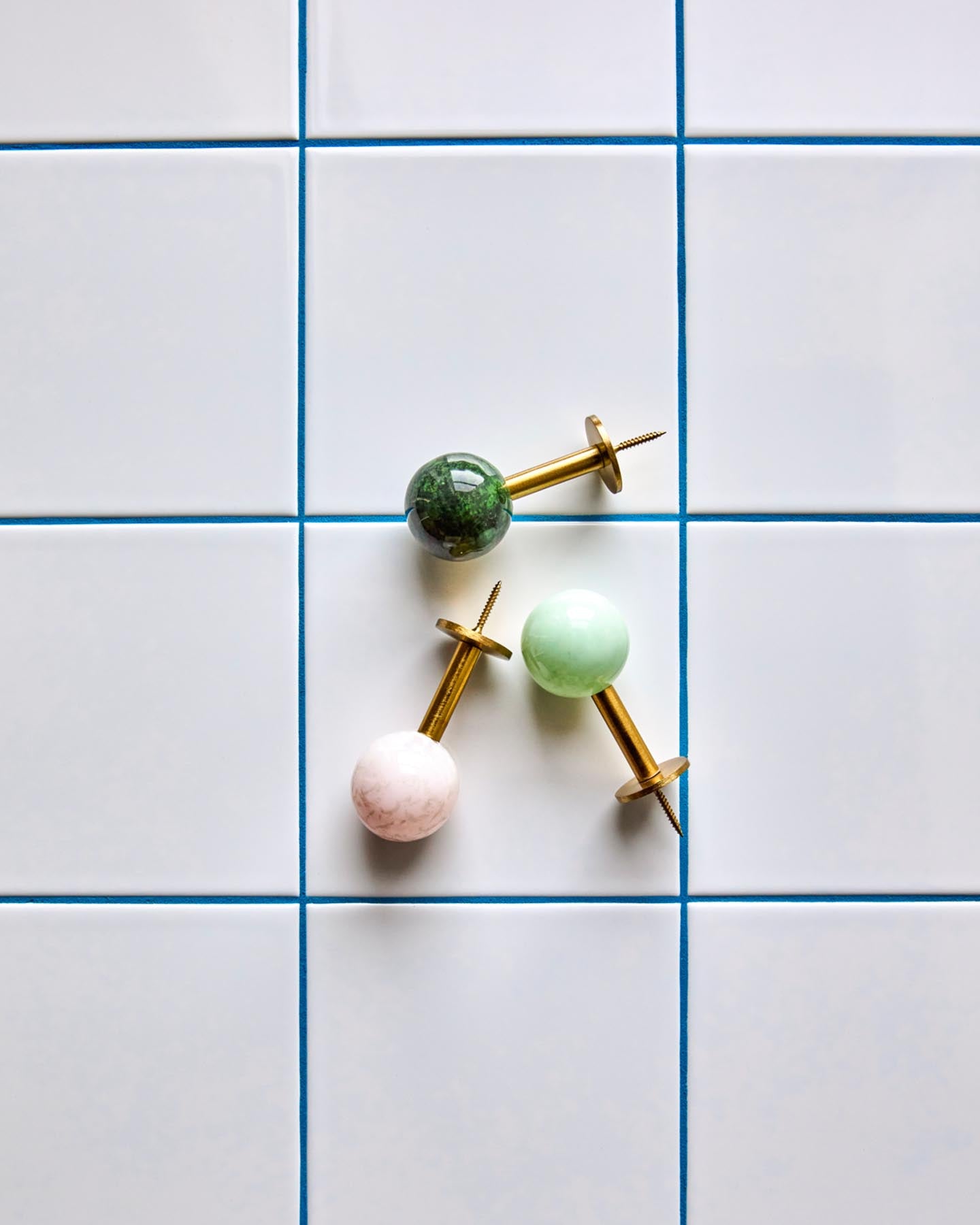 Entdecken Sie die handgefertigten Haken HDBall Aqua von House Doctor – stilvolle Akzente für Flur, Bad und Schlafzimmer. Funktionalität trifft modernes Design!