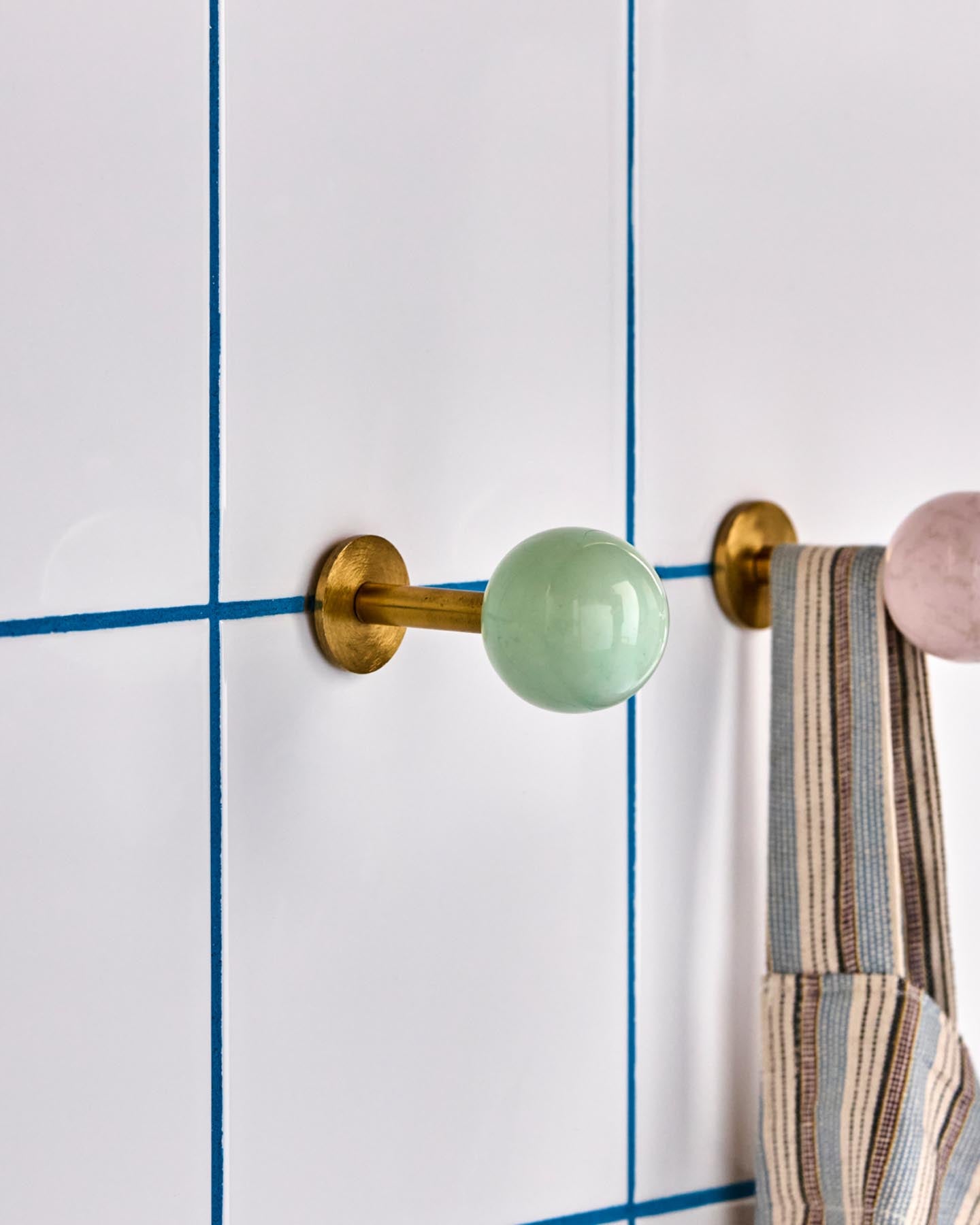 Verleihen Sie Ihrem Zuhause mit den Haken HDBall Aqua von House Doctor einen eleganten Touch. Handgefertigt und vielseitig einsetzbar!