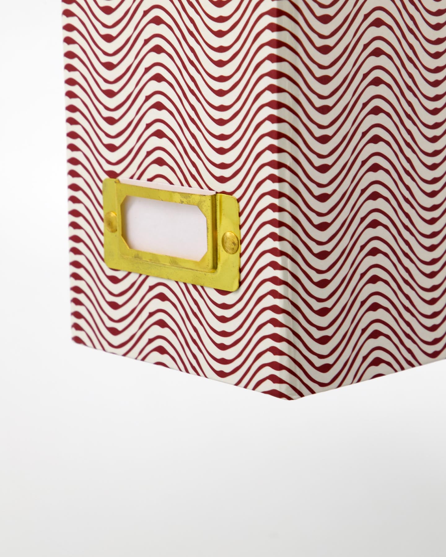 Verleihen Sie Ihrem Raum mit dem eleganten Zeitschriftenständer HDKeep in Rot von House Doctor einen modernen Akzent – praktisch und dekorativ!