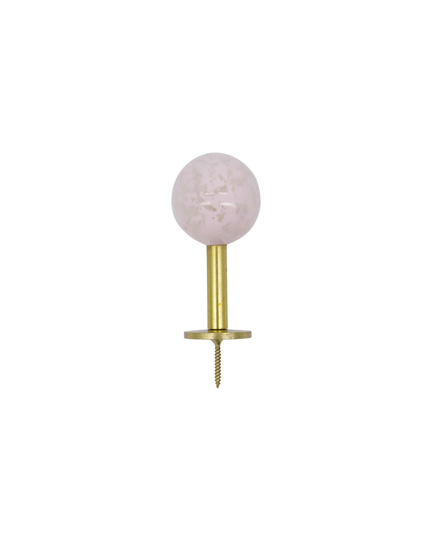 Setzen Sie stilvolle Akzente in Ihrem Zuhause mit den handgefertigten Haken HDBall in Rosa von House Doctor. Perfekt für jeden Wohnbereich!