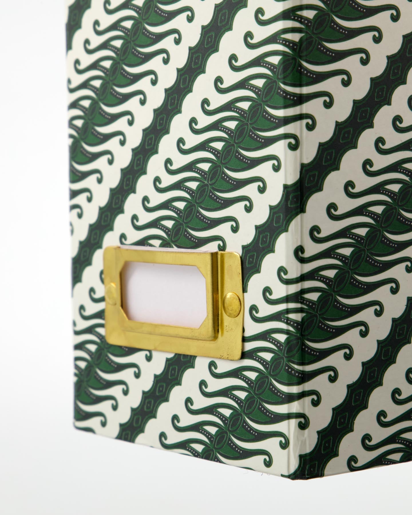 Verleihen Sie Ihrem Wohnraum mit dem eleganten Zeitschriftenständer HDKeep in Grün von House Doctor einen Hauch von Stil und Ordnung.