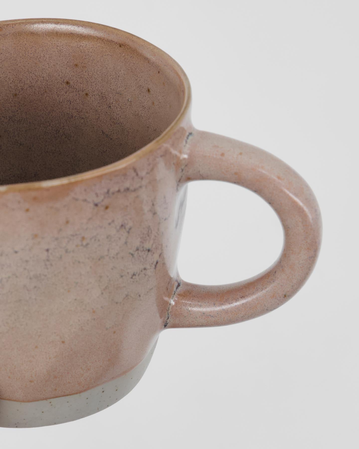 Erleben Sie die handgefertigte HDVida Tasse in elegantem Rosé von House Doctor. Ideal für Kaffee und stilvolle Anlässe.