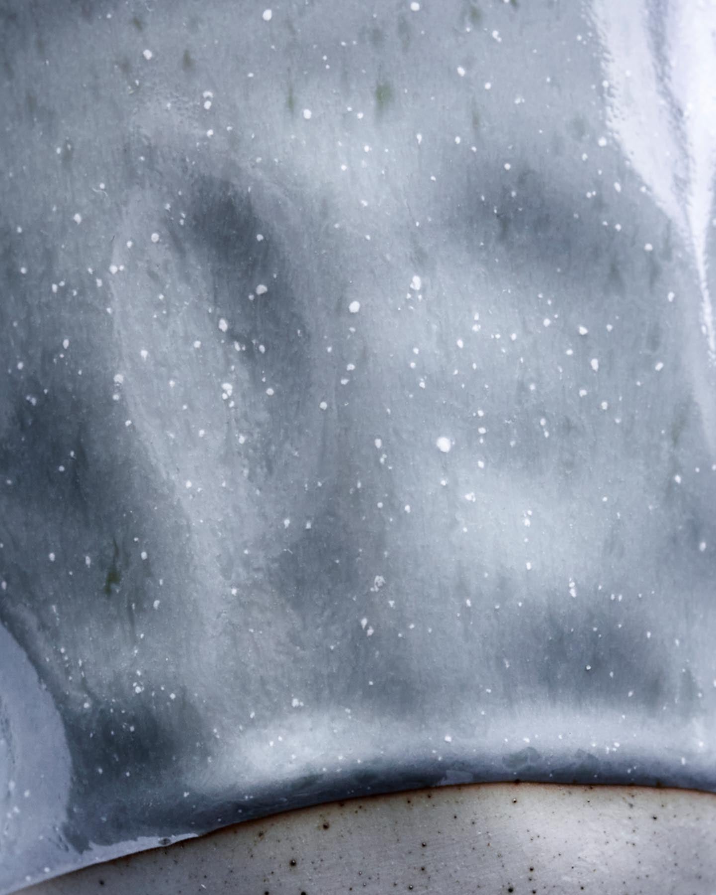 Entdecken Sie die handgefertigte HDVida Tasse in zartem Hellblau von House Doctor. Ideal für stilvolle Kaffeepausen und gemütliche Teestunden.