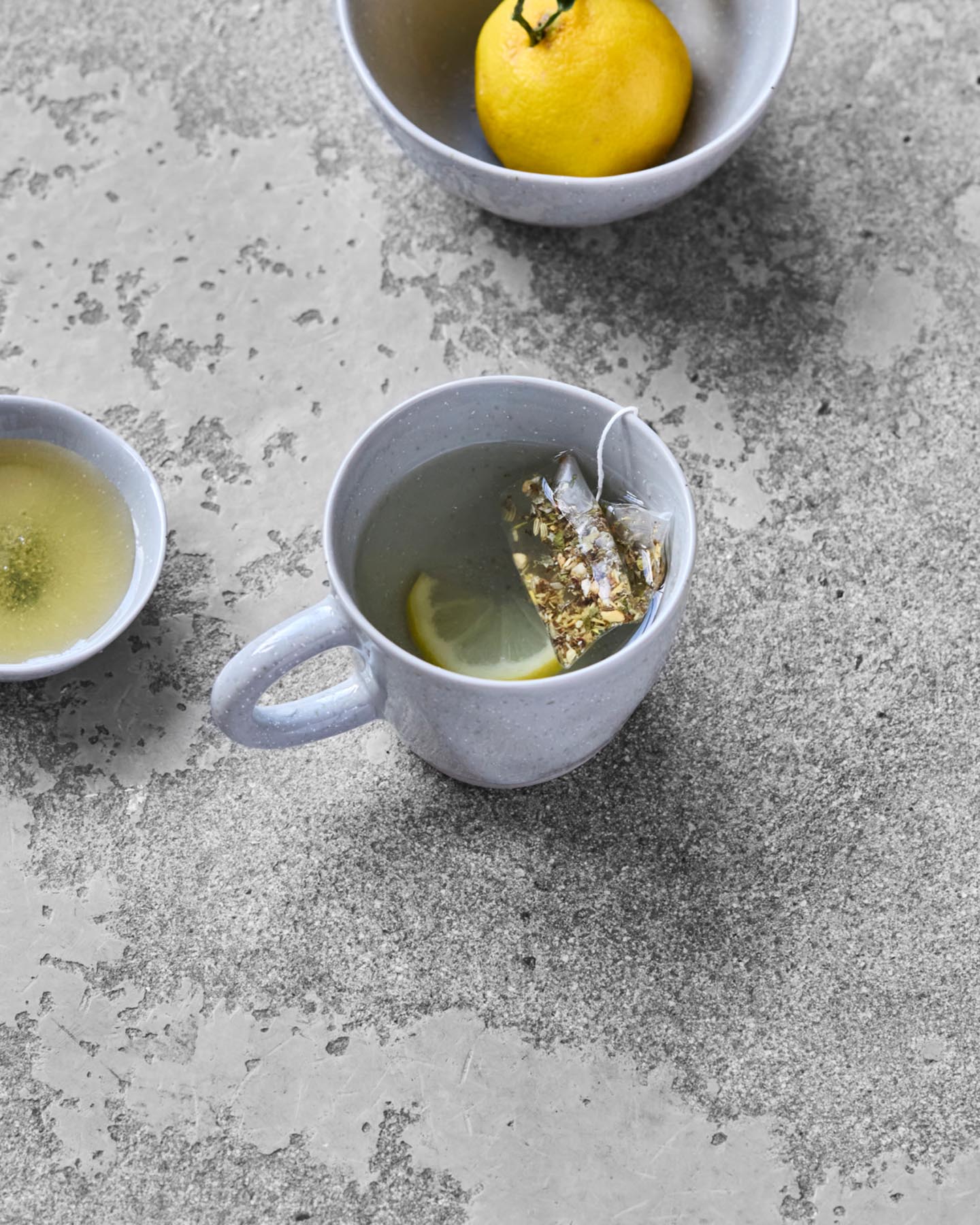 Genießen Sie Ihre Auszeit mit der HDVida Tasse in sanftem Hellblau von House Doctor. Handgefertigt aus Steingut, einzigartig und stilvoll.