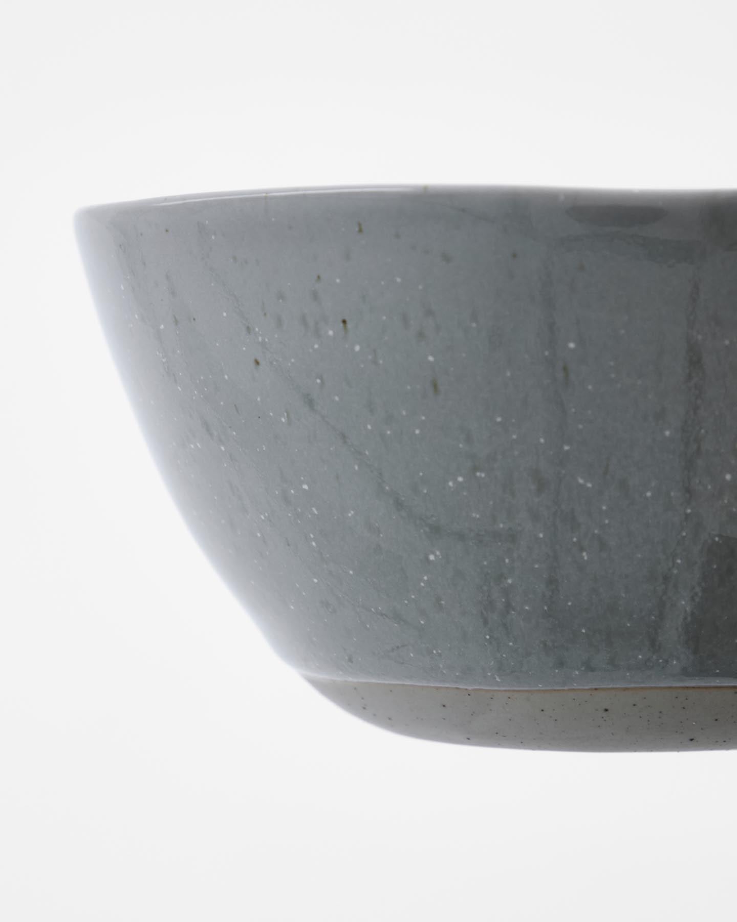 Setzen Sie stilvolle Akzente auf Ihrem Esstisch mit den einzigartigen, handgefertigten Schalen HDVida in Hellblau von House Doctor – perfekt für jede Gelegenheit!