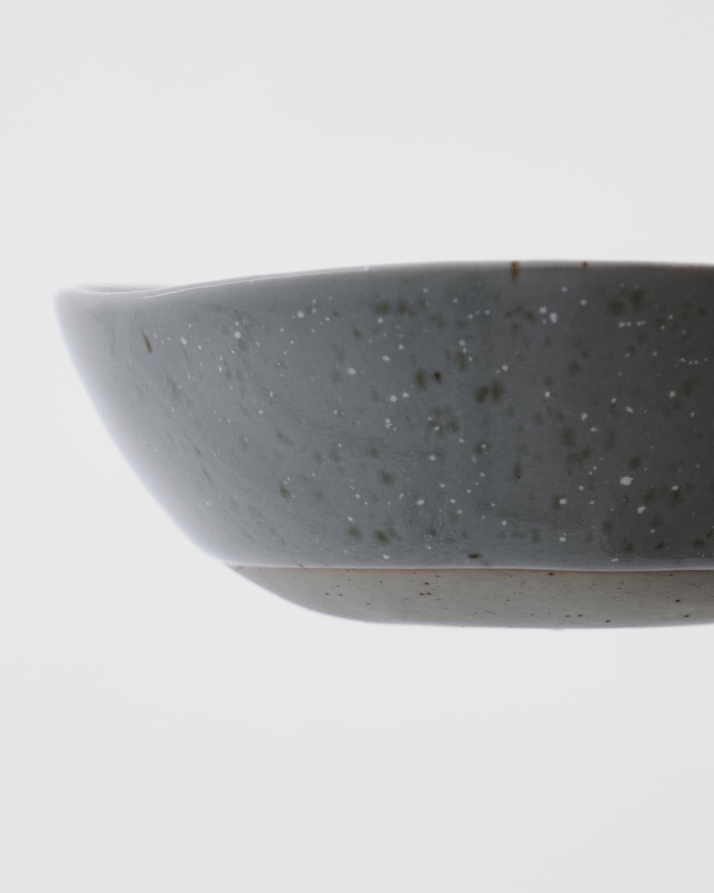 Setzen Sie stilvolle Akzente auf Ihrem Esstisch mit den einzigartigen, handgefertigten Schalen HDVida in Hellblau von House Doctor – perfekt für jede Gelegenheit!