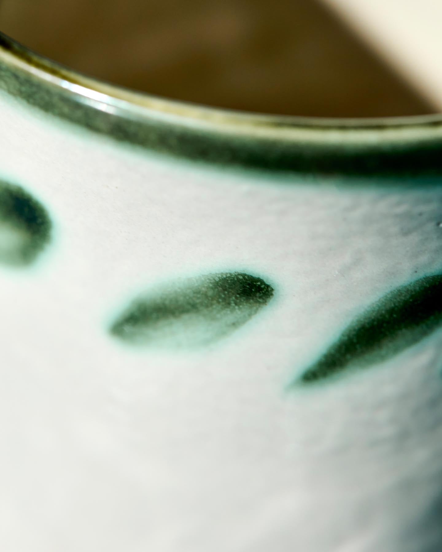 Entdecken Sie die handgefertigte HDDiva Tasse von House Doctor in Off-White und Grün. Rustikales Design trifft auf hochwertige Verarbeitung – ideal für jeden Anlass!