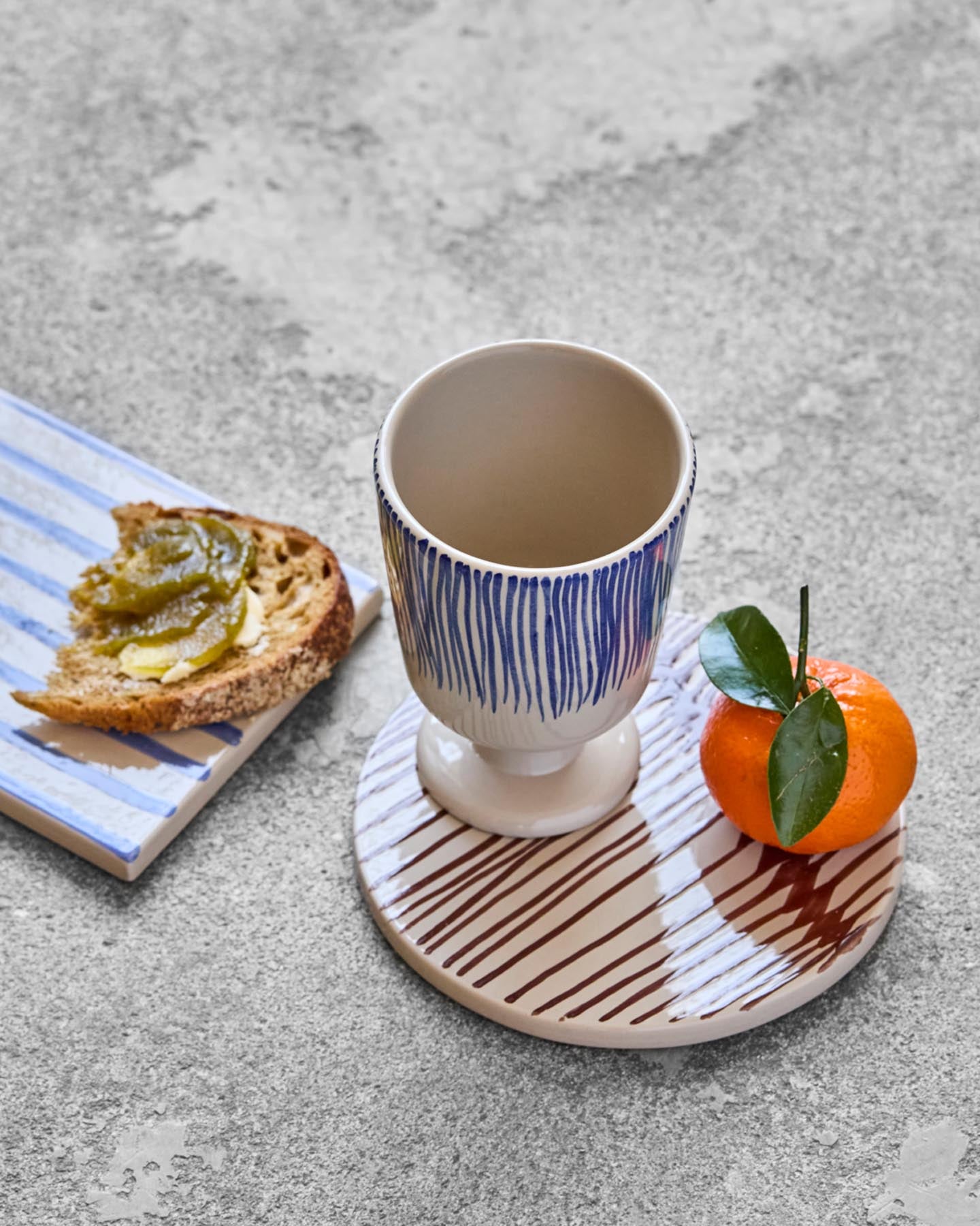 Genießen Sie Ihre Getränke stilvoll mit den einzigartigen HDDiva Tassen von House Doctor. Handgefertigt in Off-White und Blau, ideal für jeden Anlass!