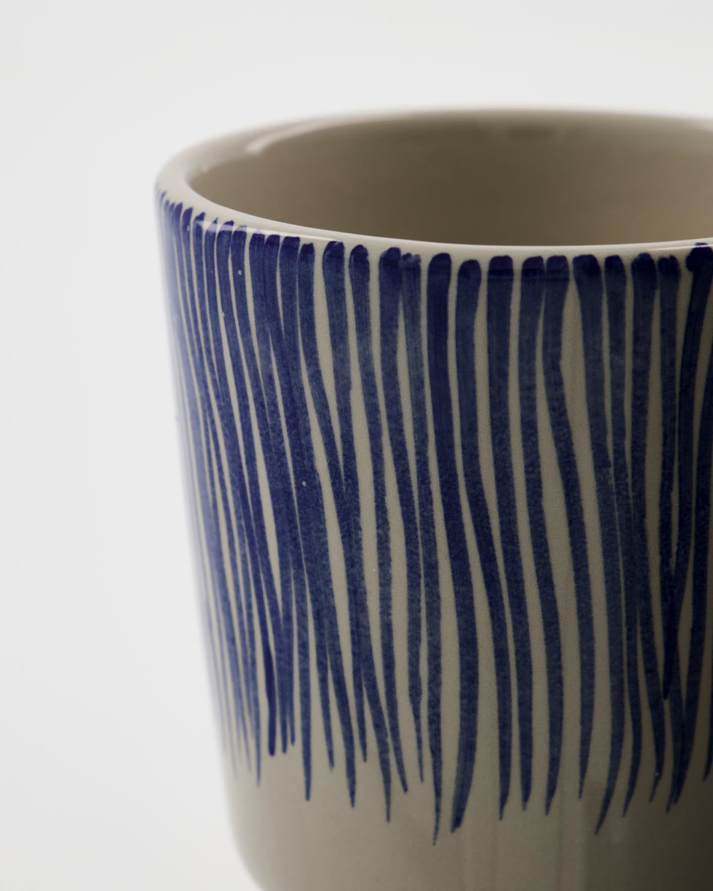 Genießen Sie stilvolle Momente mit den handgefertigten HDDiva Tassen von House Doctor. Off-White und Blau, ideal für jeden Anlass!