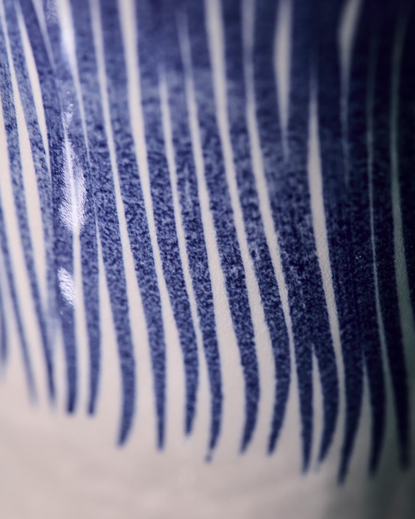 Entdecken Sie die handbemalte HDDiva Tasse Blau von House Doctor – ein stilvolles Set aus Steinzeug, das jedem Tisch Charakter verleiht.