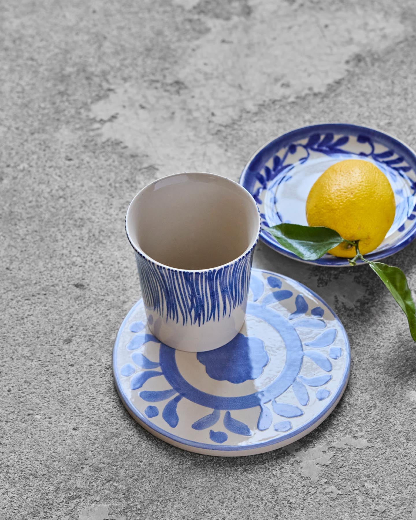 Genießen Sie stilvolle Momente mit der HDDiva Tasse Blau von House Doctor – ein einzigartiges, handgefertigtes Set aus robustem Steinzeug.