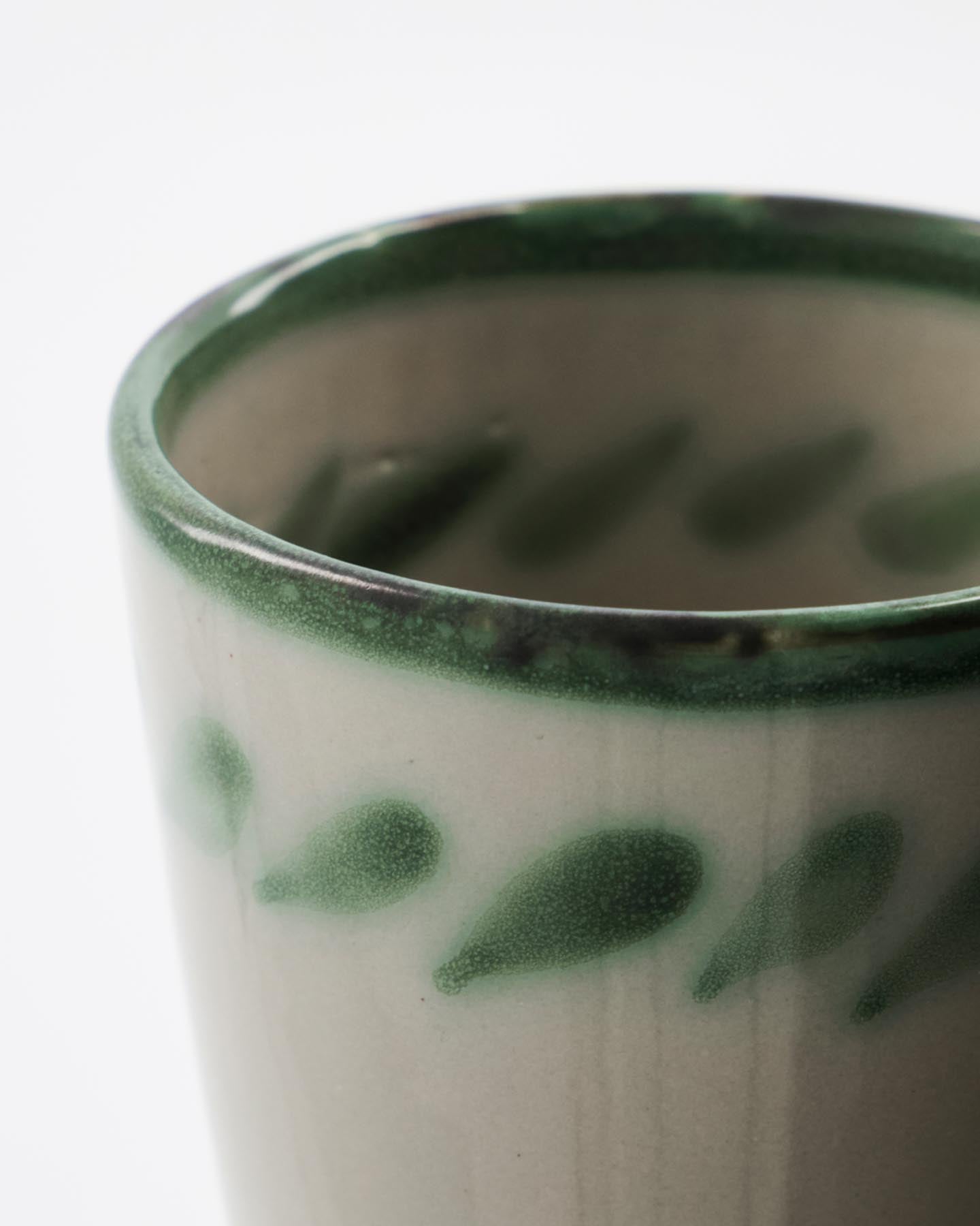 Genießen Sie Ihren Kaffee stilvoll mit der einzigartigen Tasse HDDiva in Grün von House Doctor. Handgemalt und perfekt für jeden Anlass!