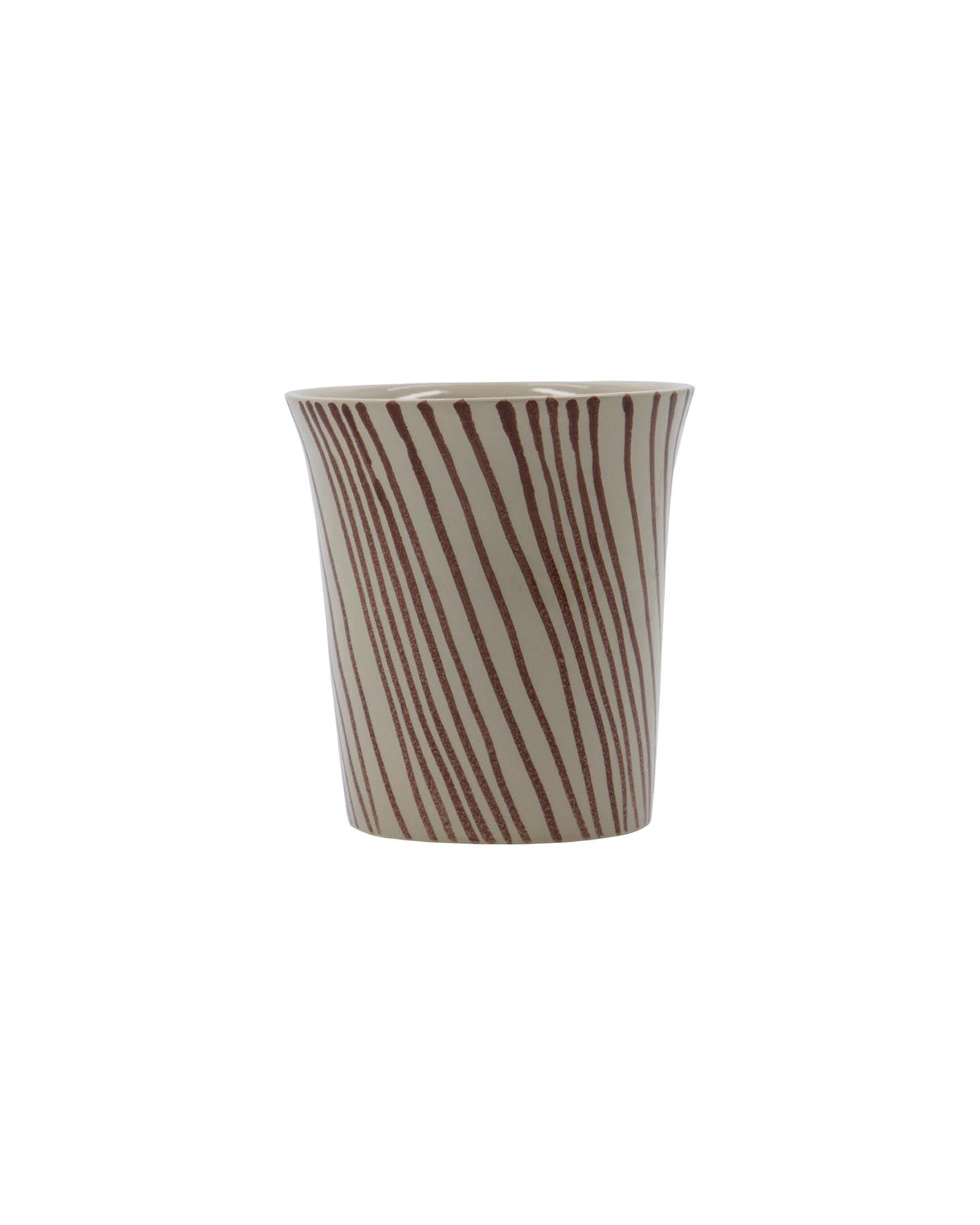 Erleben Sie die HDDiva Tasse Braun von House Doctor – ein handgefertigtes Unikat, das Stil und Funktionalität vereint. Ideal für jeden Anlass!