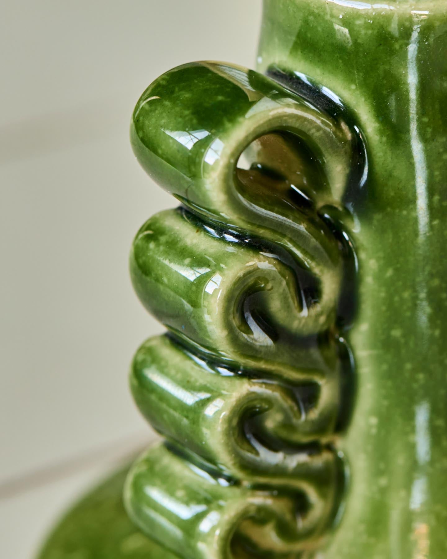 Entdecken Sie den handgefertigten Kerzenständer HDDiva in Grün von House Doctor. Ein stilvolles, einzigartiges Design für Ihr Zuhause!