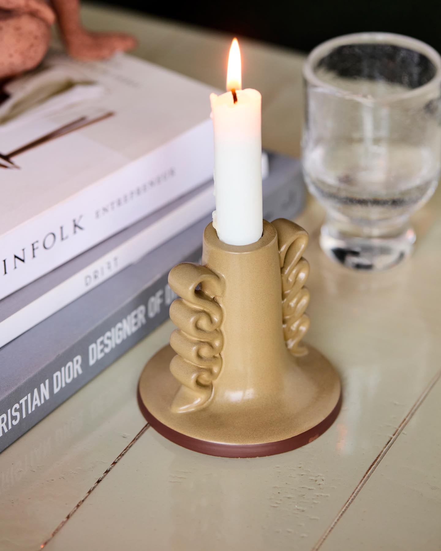 Verleihen Sie Ihrem Zuhause mit dem Kerzenständer HDDiva Sand von House Doctor einen Hauch von Eleganz und Individualität. Handgefertigt aus Steinzeug, begeistert er durch seine sandfarbene Glasur und verspielten Details.