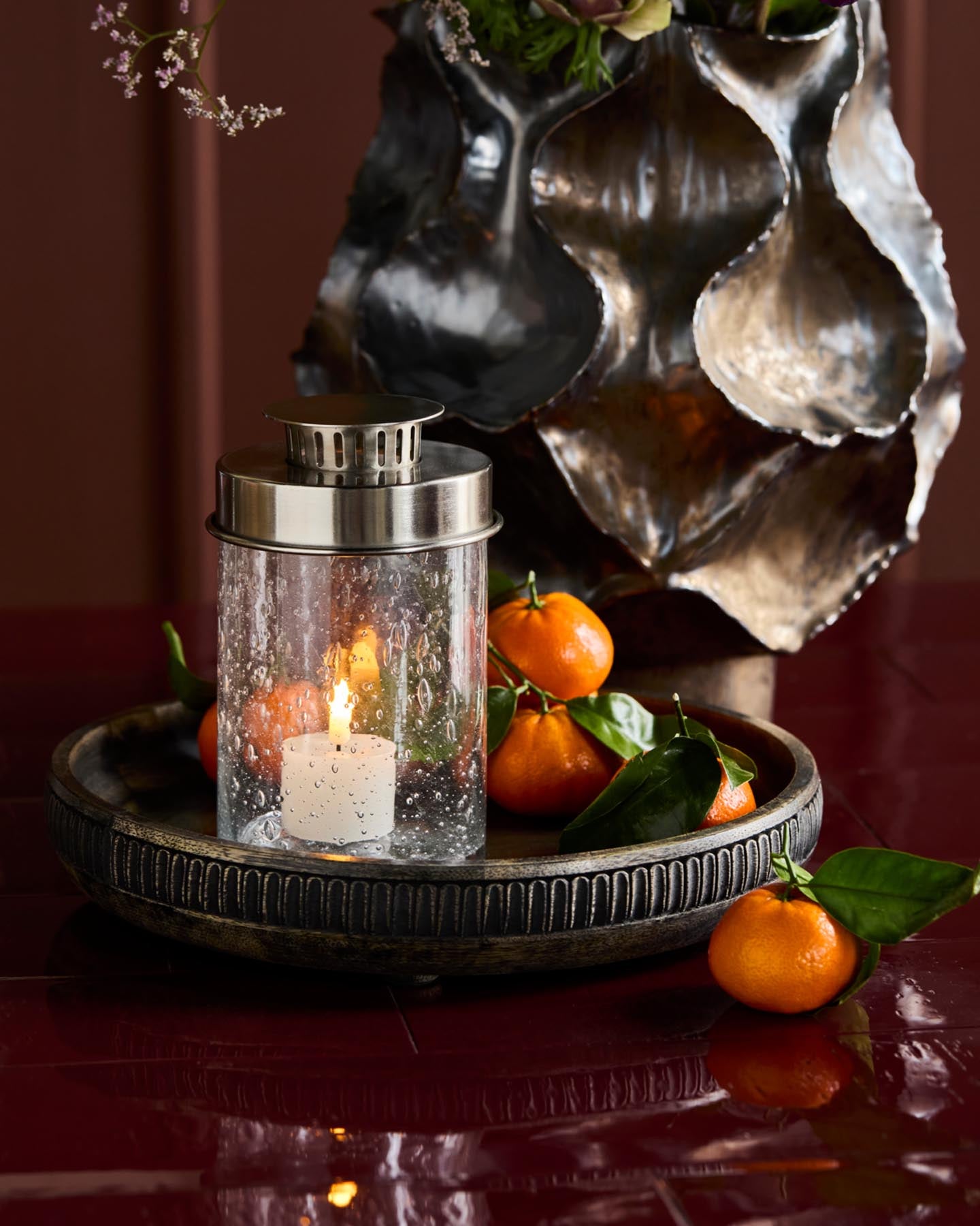 Verleihen Sie Ihrem Zuhause mit der Laterne HDOmay Klar von House Doctor einen Hauch von Eleganz. Handgefertigt aus Klarglas, ideal für stimmungsvolle Akzente.