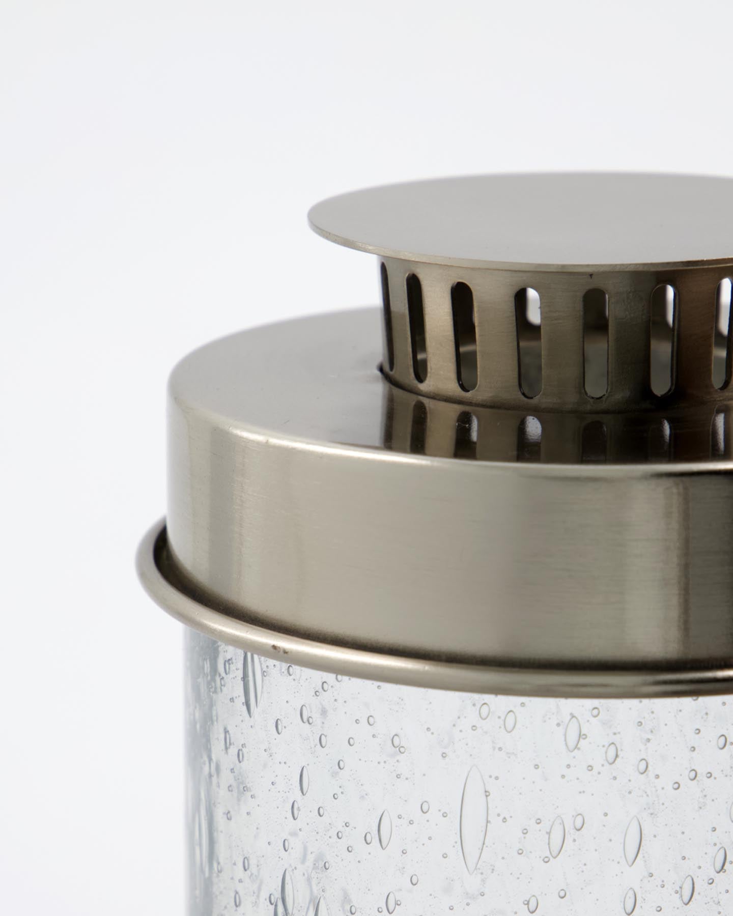 Verleihen Sie Ihrem Zuhause mit der Laterne HDOmay Klar von House Doctor einen Hauch von Eleganz. Diese handgefertigte Laterne aus Klarglas mit feiner Bläschenstruktur schafft eine warme, einladende Stimmung.