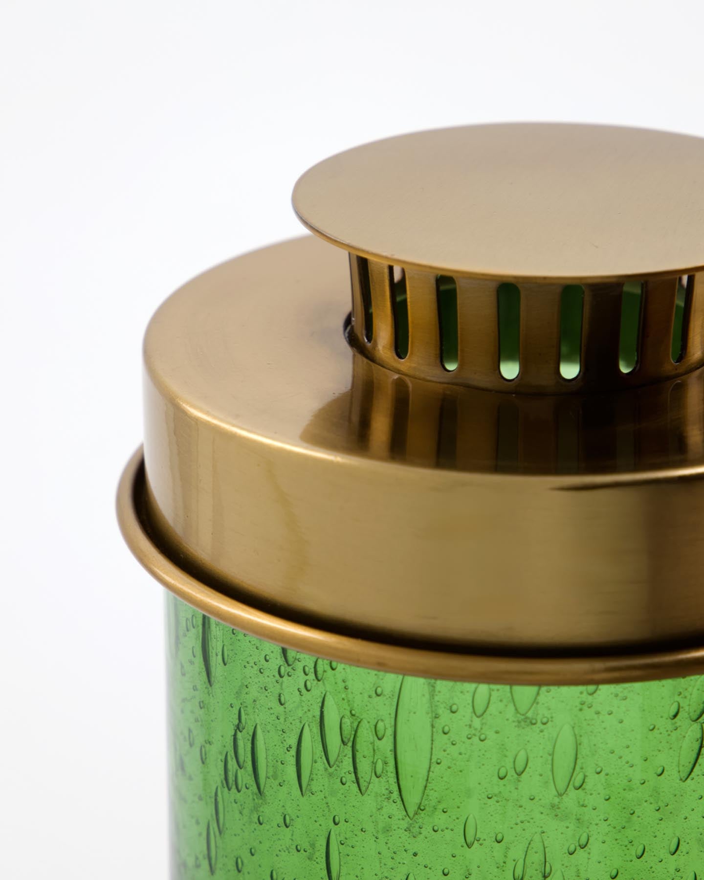 Verleihen Sie Ihrem Wohnraum mit der Laterne HDOmay in Grün von House Doctor einen Hauch von Eleganz und Gemütlichkeit – ein Set aus zwei mundgeblasenen Unikaten.