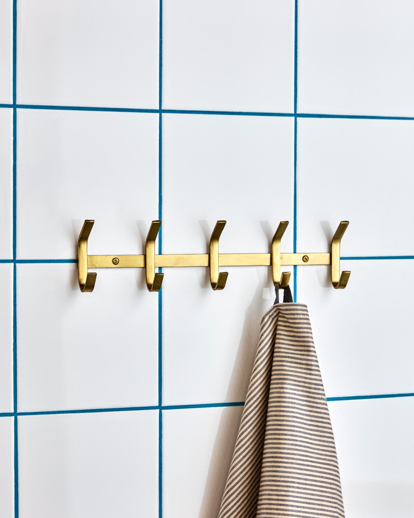 Entdecken Sie die elegante Wandgarderobe Rack HDHank in Gold von House Doctor – ein stilvolles Accessoire für Ihr Zuhause, das Funktionalität und Design vereint.