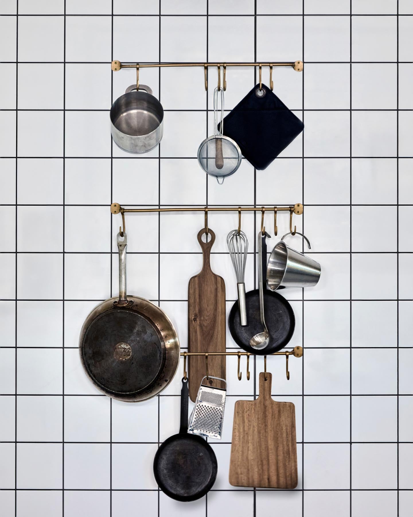 Entdecken Sie das elegante Rack HDHooks von House Doctor – ein handgefertigtes Wandregal aus Eisen mit edlem Messingfinish und sechs flexiblen Haken.