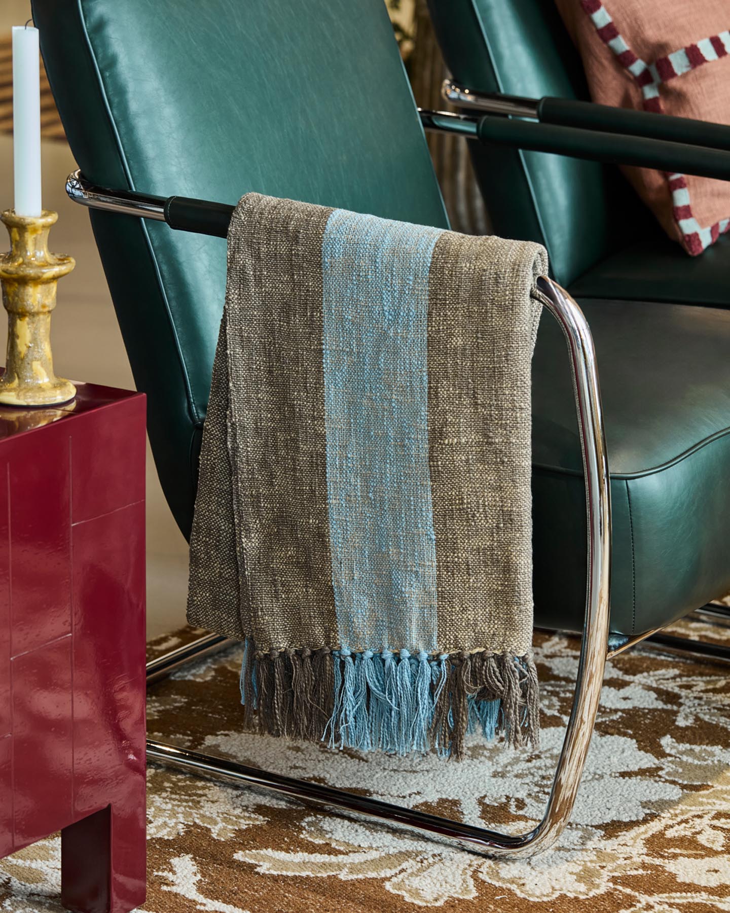 Entdecken Sie die HDPonra Wolldecke von House Doctor in Braun und Hellblau. Handgewebt aus 100% Baumwolle, vereint sie Stil und Komfort.