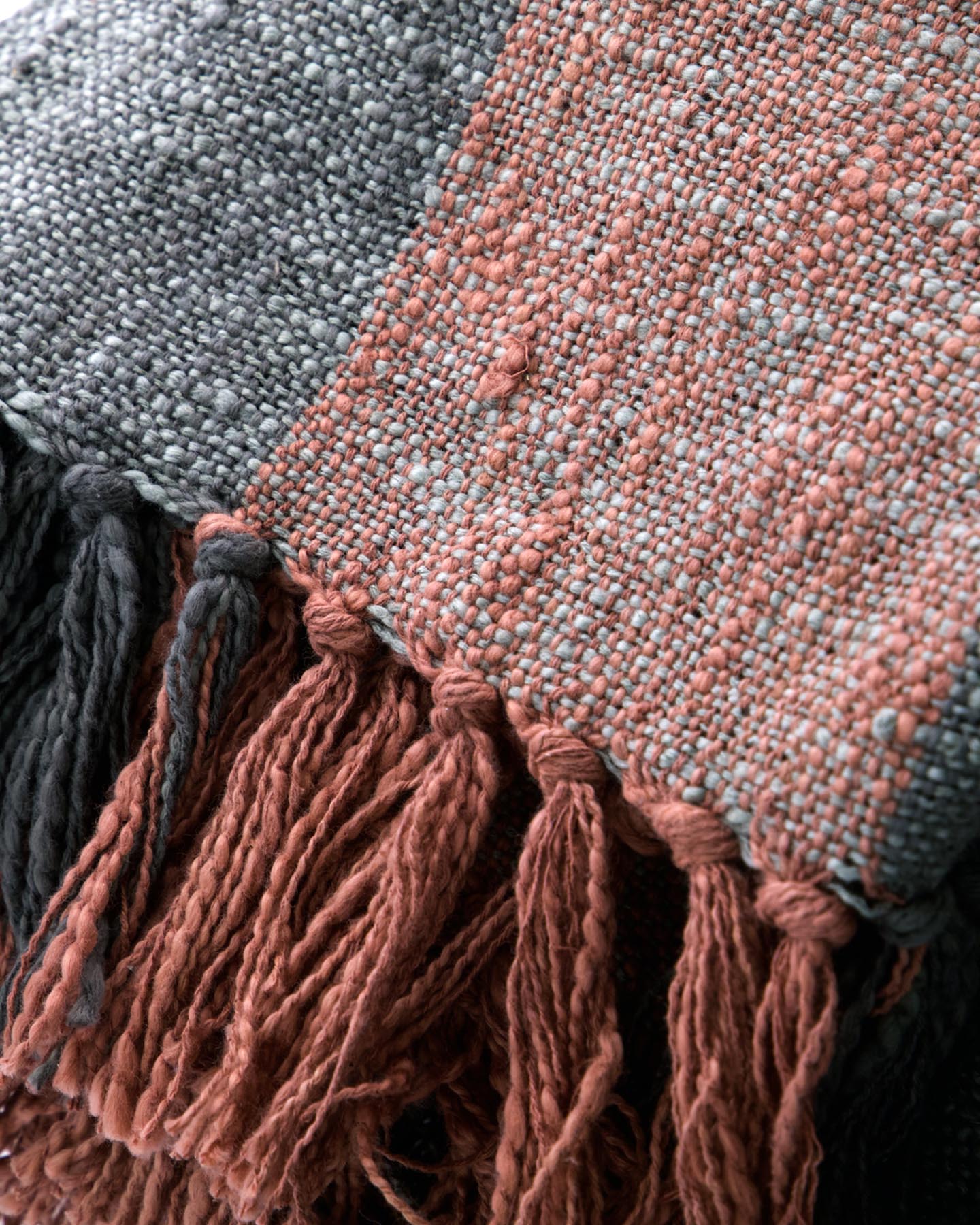 Verleihen Sie Ihrem Wohnraum mit der HDPonra Decke in Khaki und Burned Red von House Doctor einen Hauch von Eleganz und Gemütlichkeit.