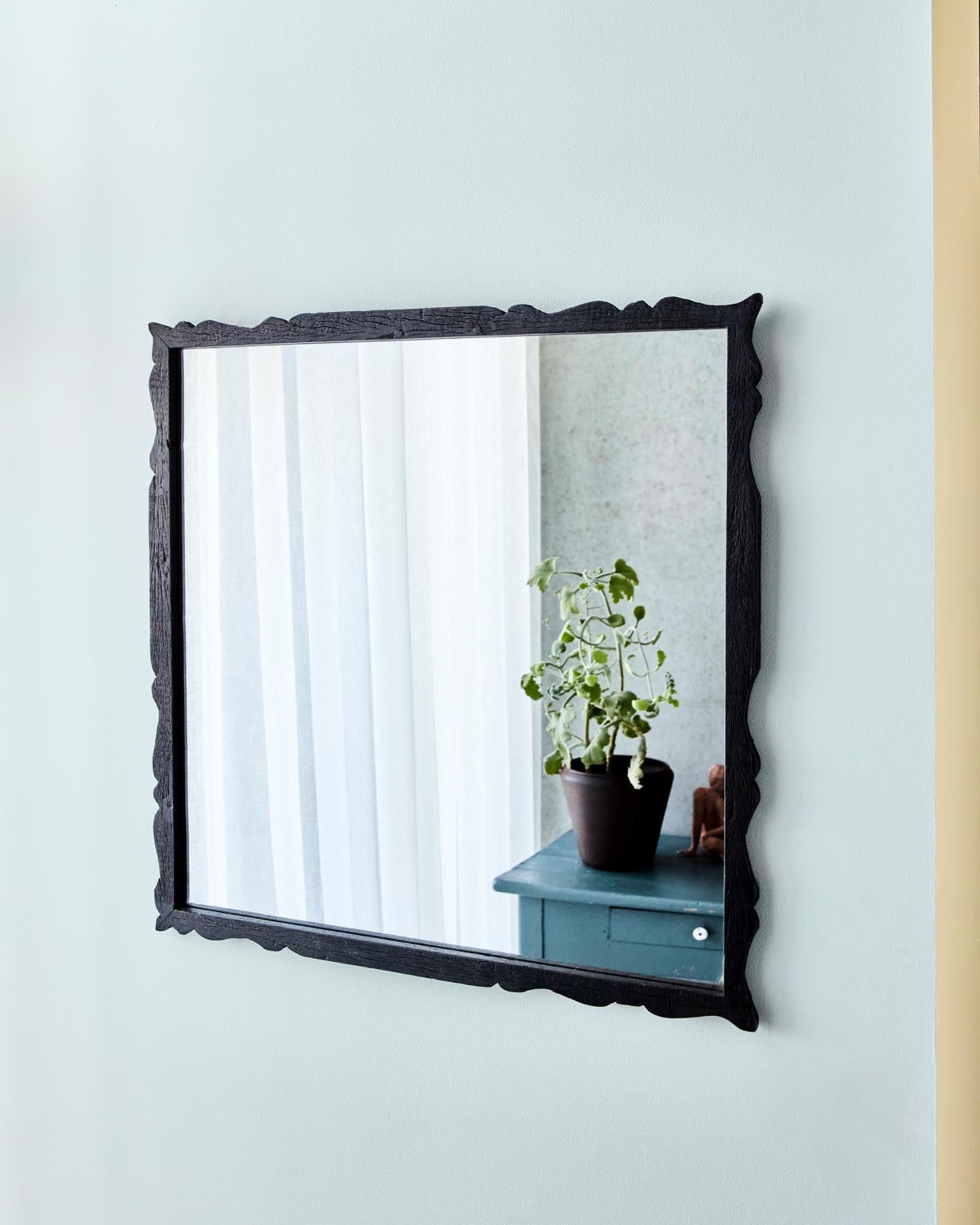 Der HDCarve Spiegel von House Doctor vereint nachhaltige Handwerkskunst mit einem einzigartigen, wellenförmigen Design aus recyceltem Holz und verleiht jedem Raum Charme.