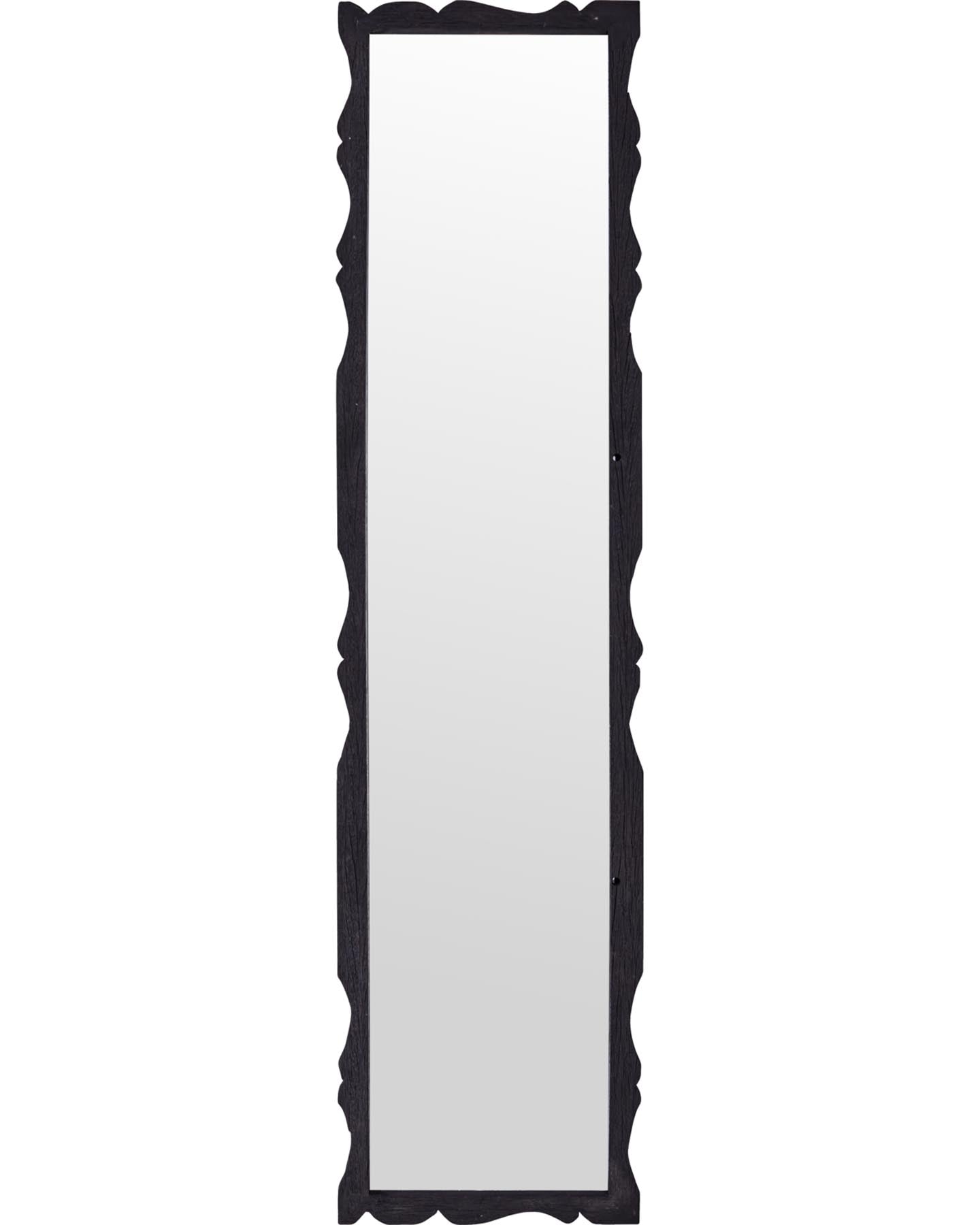 Der HDCarve Spiegel in Braun von House Doctor ist ein einzigartiges Kunstwerk aus recyceltem Holz, das jedem Raum Wärme und Stil verleiht.